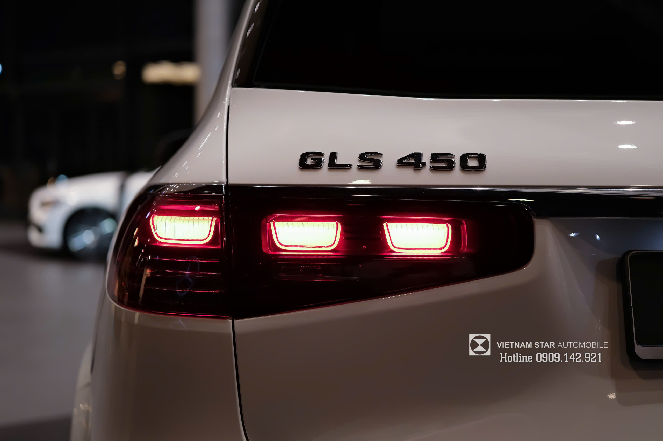 Cụm đèn hậu LED sắc sảo của Mercedes-Benz GLS450 màu trắng