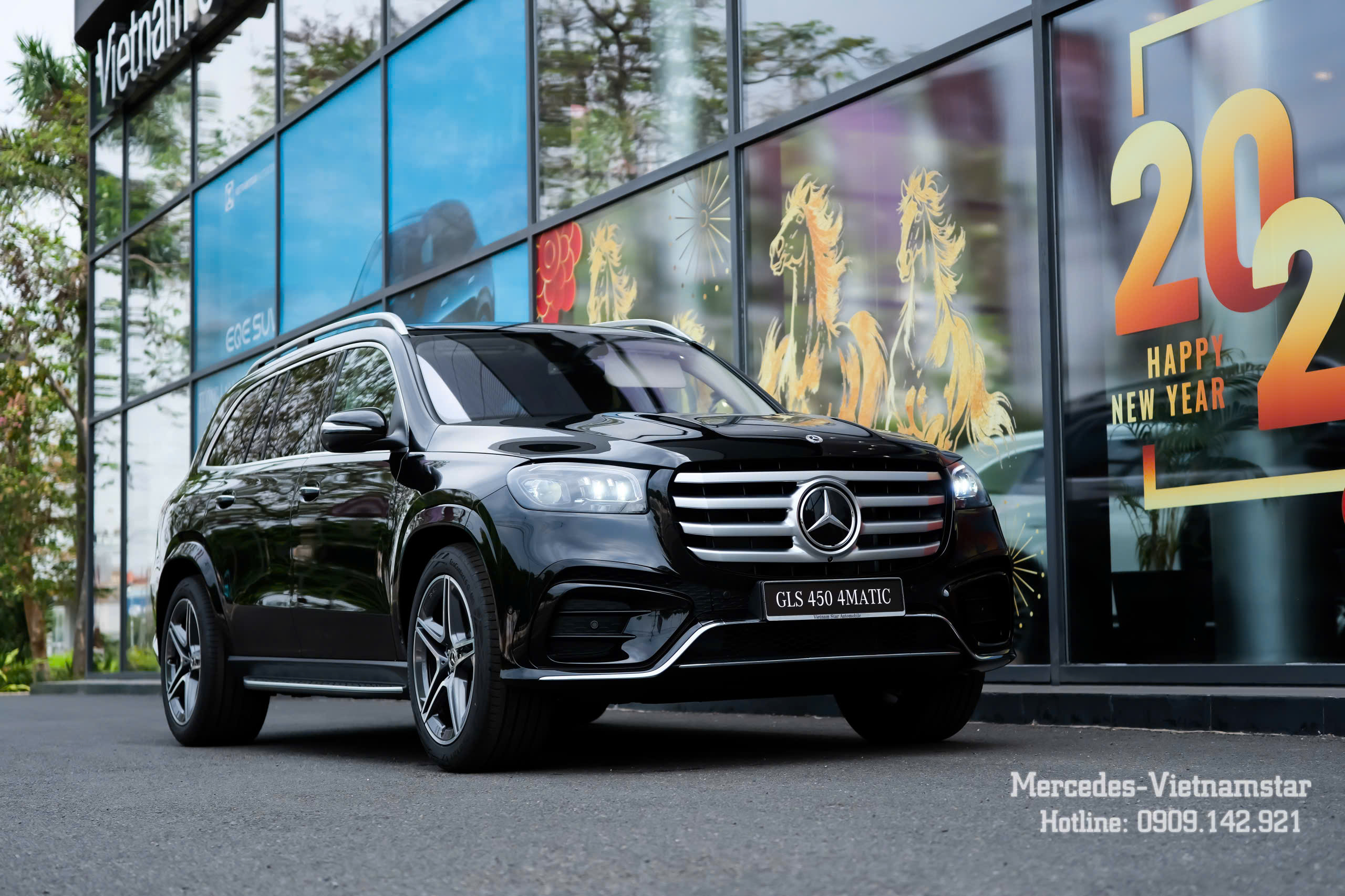 Vẻ đẹp đẳng cấp của Mercedes GLS450 màu Đen nhìn từ góc 45 độ