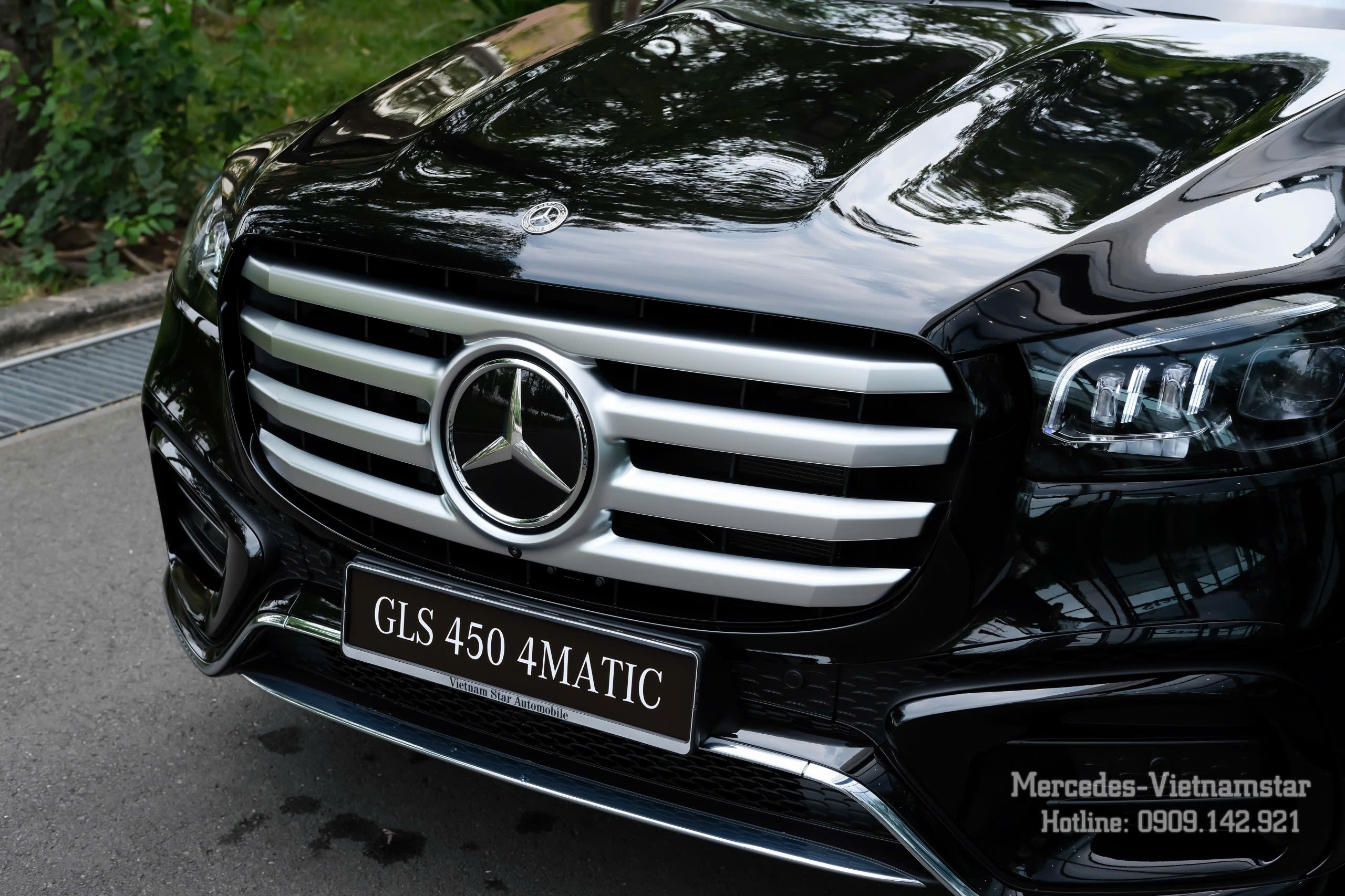 Sự kết hợp hoàn hảo giữa màu sơn đen và các chi tiết mạ chrome trên GLS 450