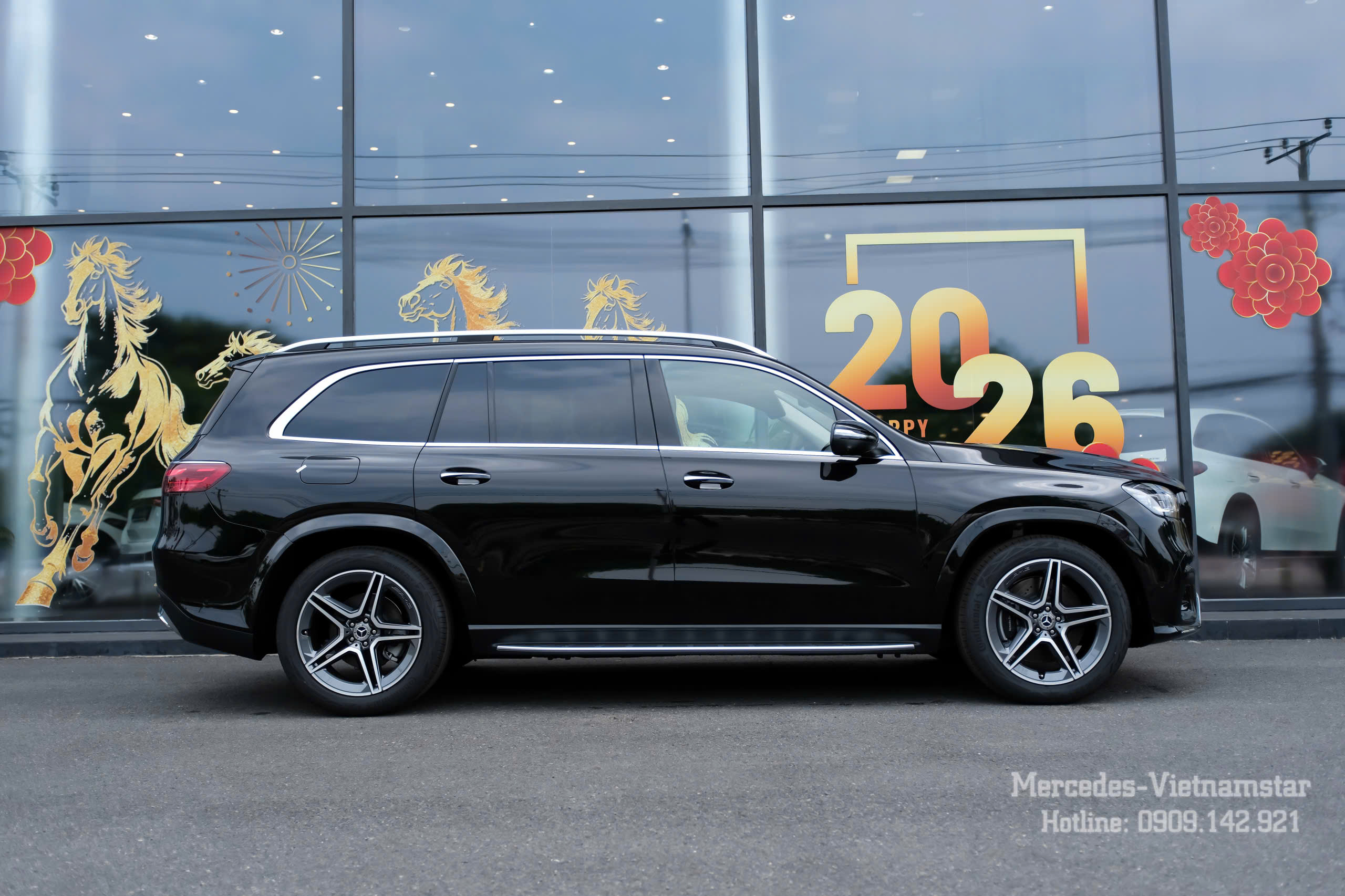 Góc nhìn ngang làm nổi bật chiều dài ấn tượng và không gian bề thế của Mercedes GLS450 màu Đen.