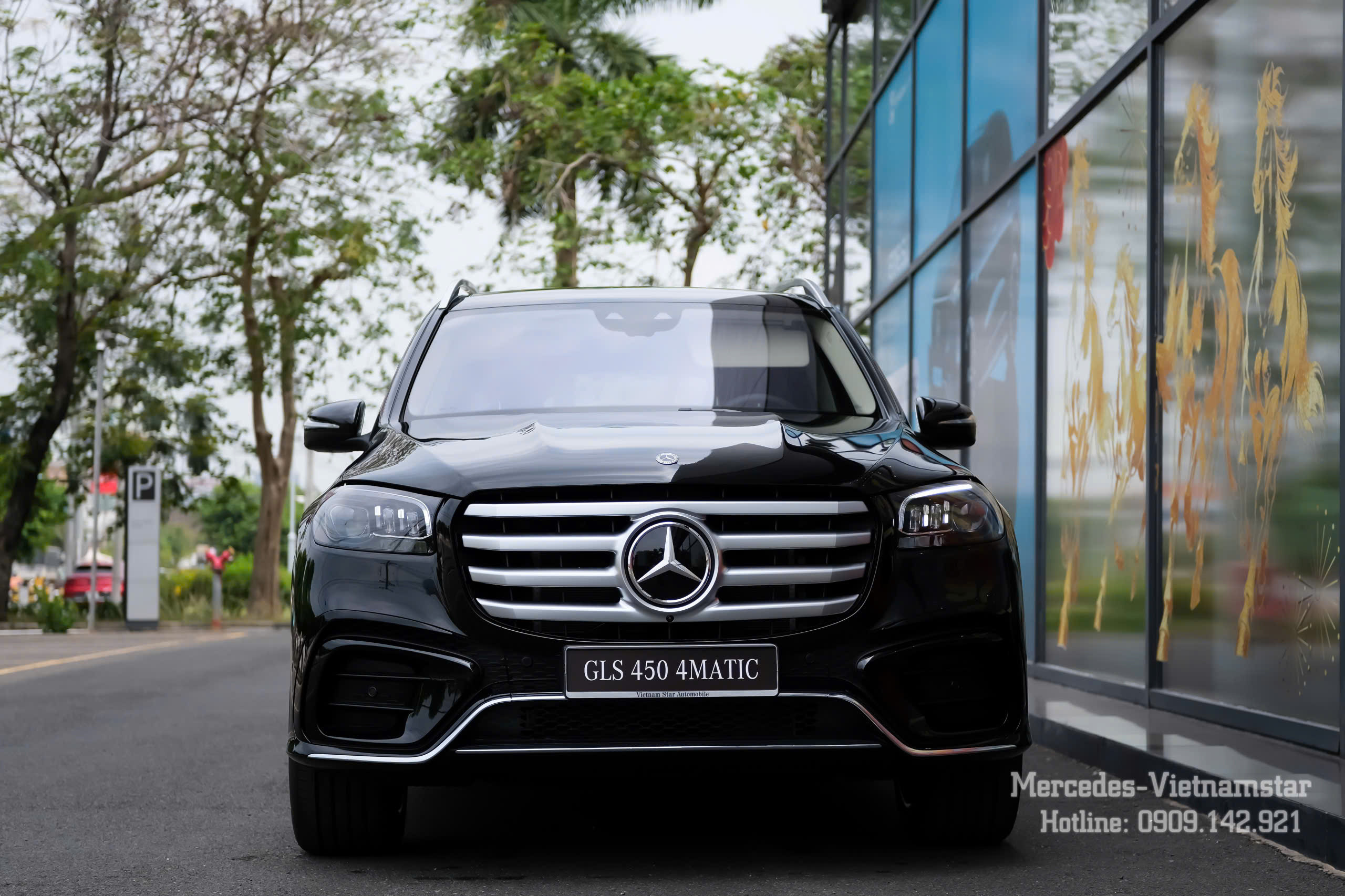 Góc nhìn trực diện đầu xe GLS 450 màu Đen với lưới tản nhiệt cỡ lớn