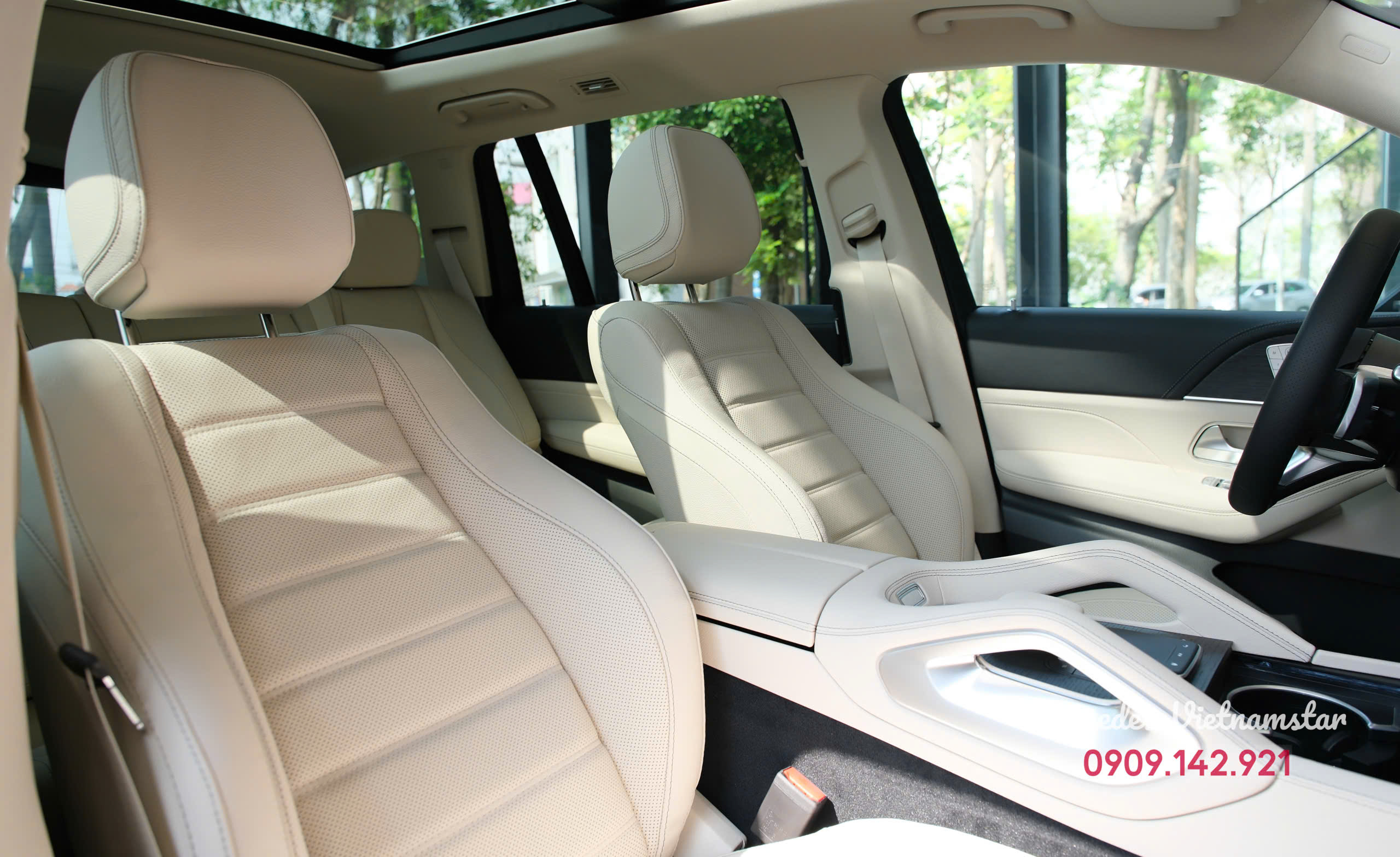 Cửa sổ trời toàn cảnh trên Mercedes GLS450 nội thất Be