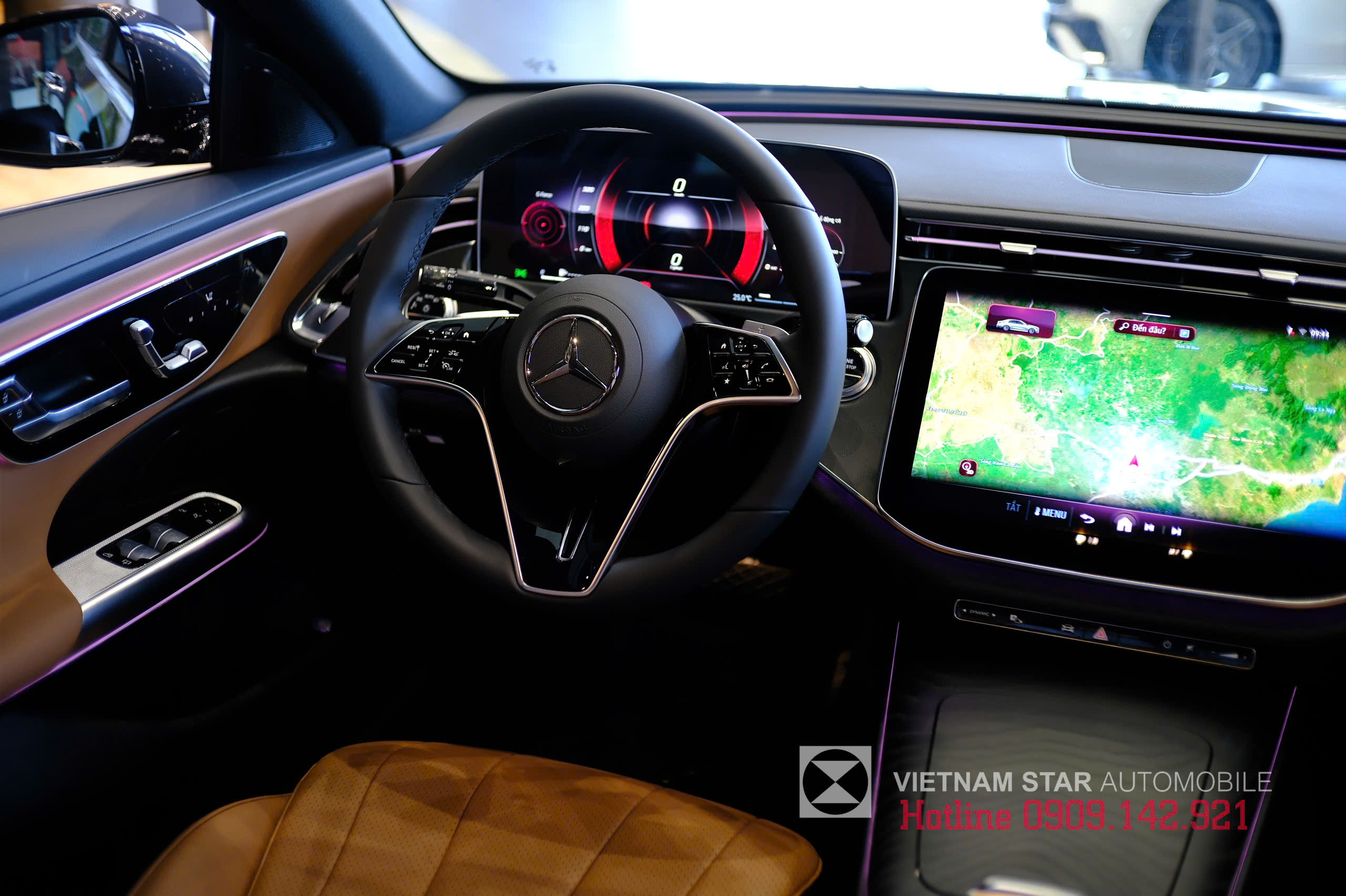 vô lăng thể thao bọc da Nappa 3 chấu với các phím điều khiển màu đen bóng