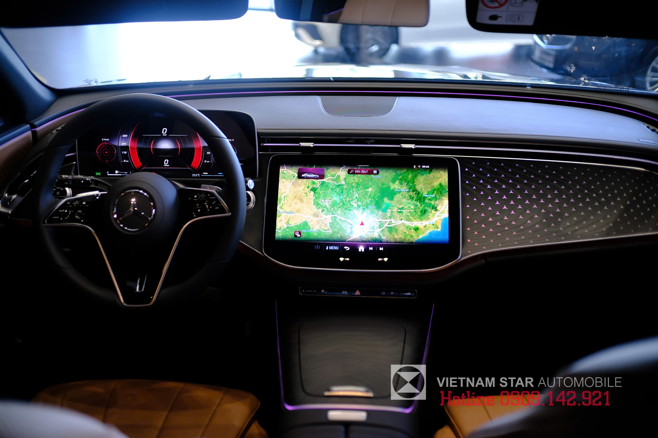 khoang lái e200 avantgarde màn hình trung tâm MBUX 14.4-inch và màn hình người lái 12.3-inch