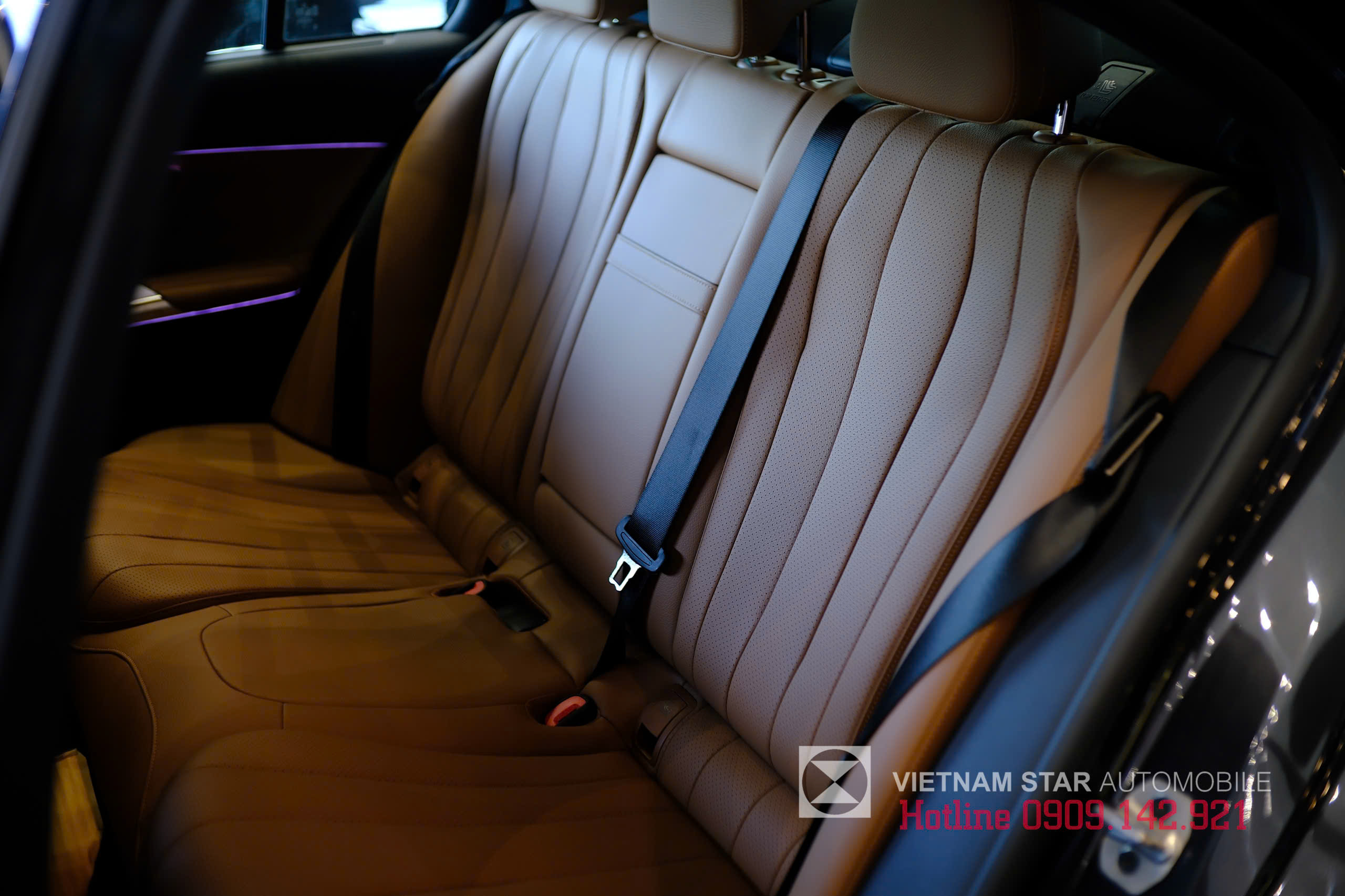 hàng ghế sau mercedes e200 avantgarde rộng rãi với tựa đầu êm ái và cửa gió điều hòa