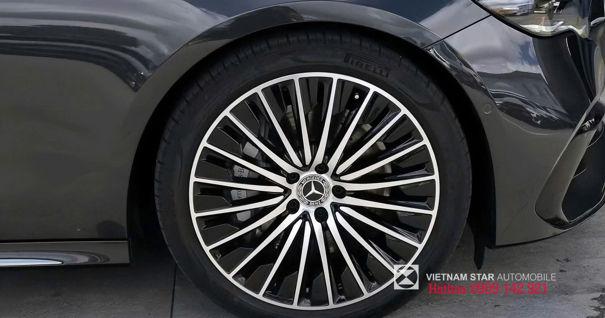 mâm xe amg 20 inch đa chấu màu đen bóng trên mercedes e300 2025