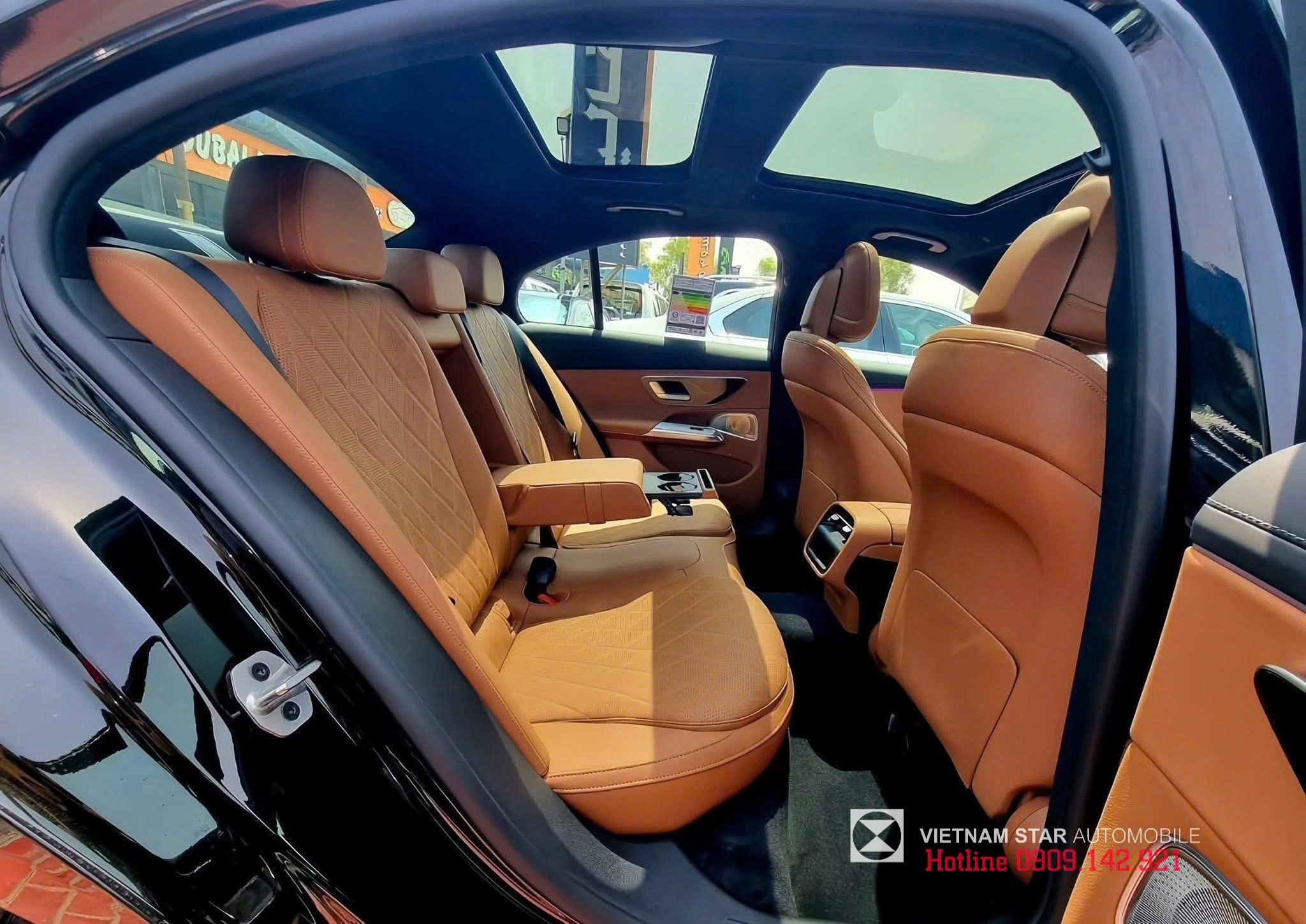 hàng ghế sau mercedes e 300 amg 2025 bọc da nâu có tựa tay