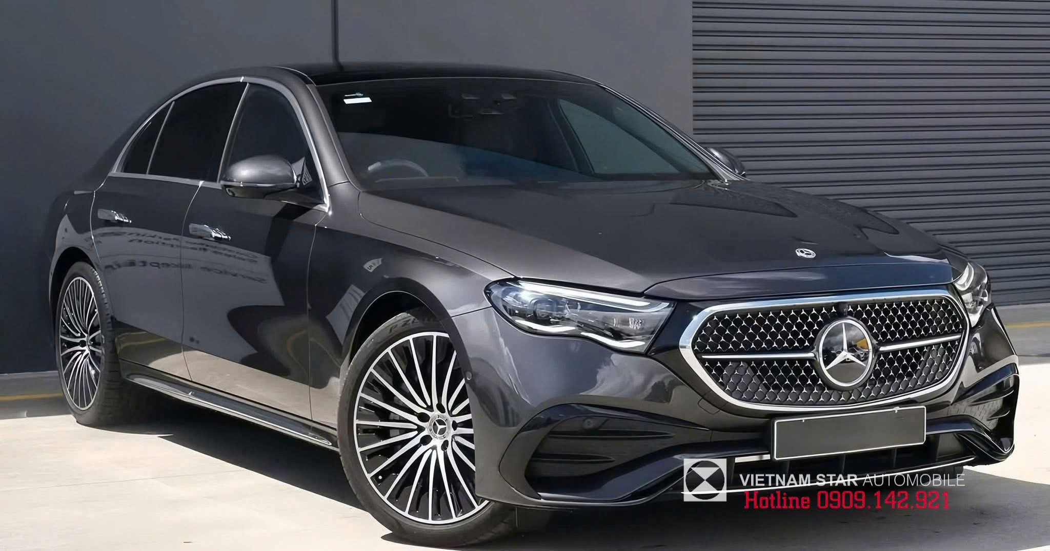 đầu xe e300 amg 2025 màu đen lưới tản nhiệt kim cương và logo ngôi sao lớn ở giữa