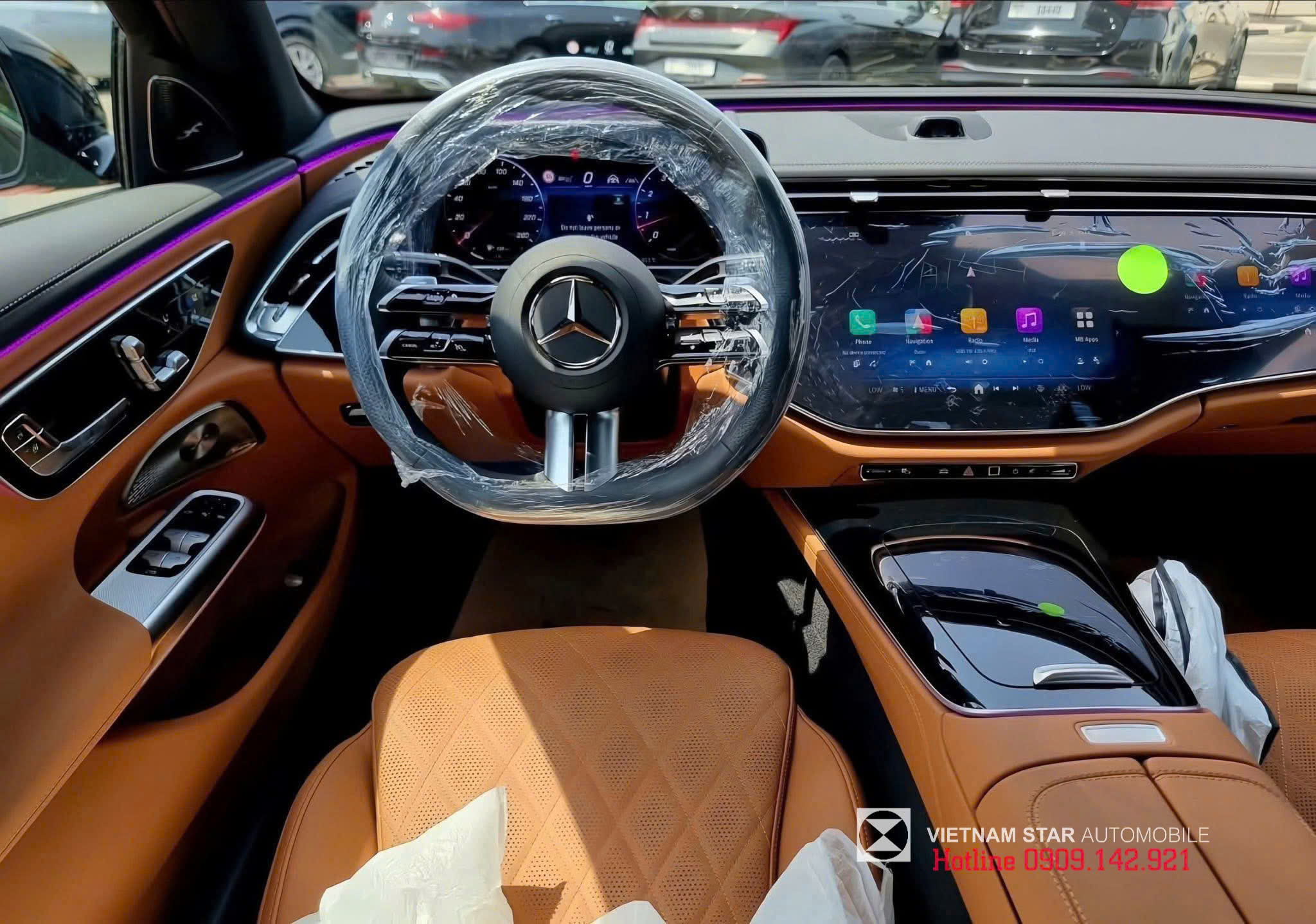 khoang lái e300 amg với Màn hình MBUX Superscreen 3 màn hình tích hợp Trí tuệ Nhân tạo