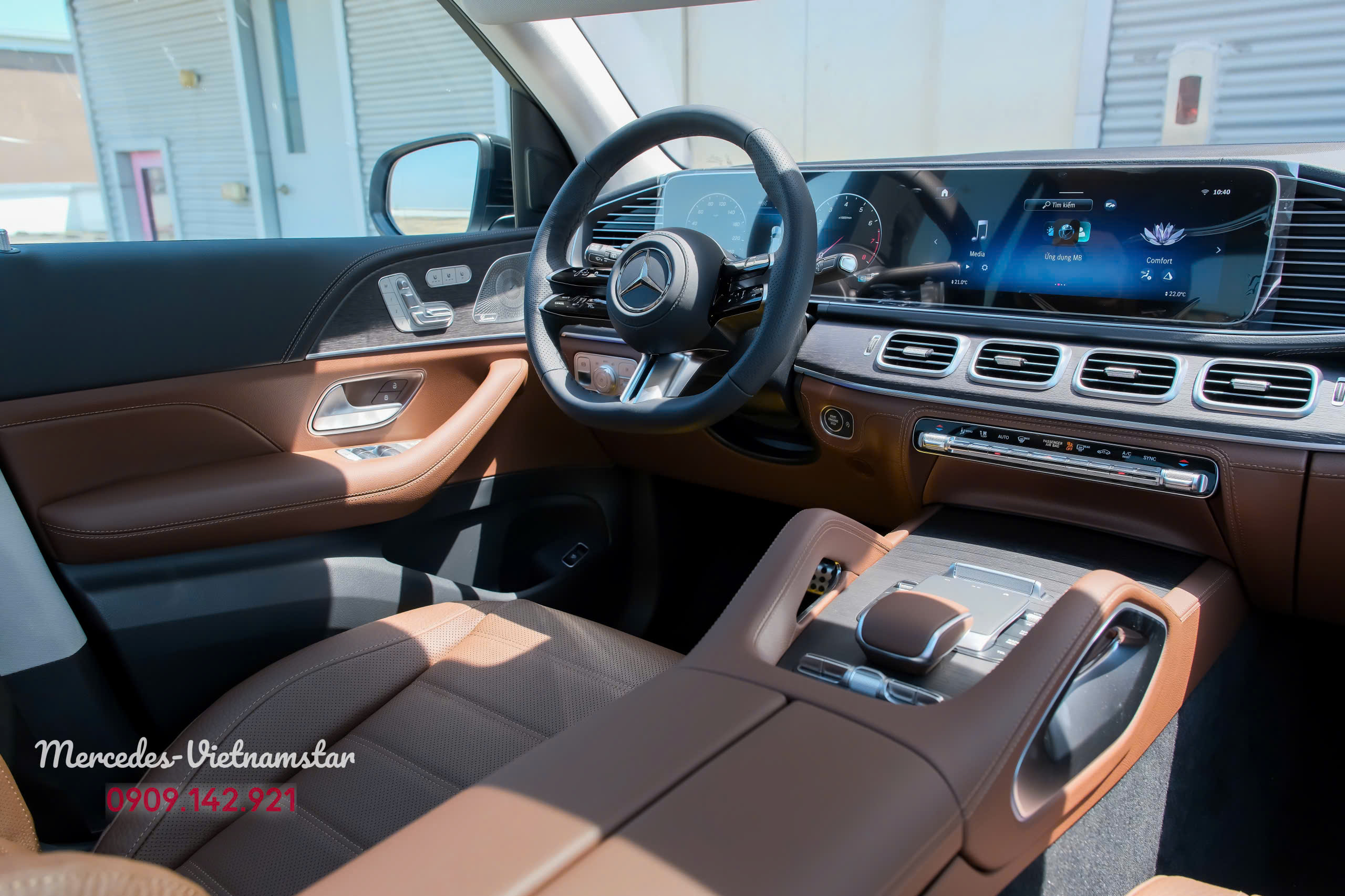 Không gian nội thất Mercedes GLS 450 Edition bọc da cao cấp màu Nâu sang trọng.