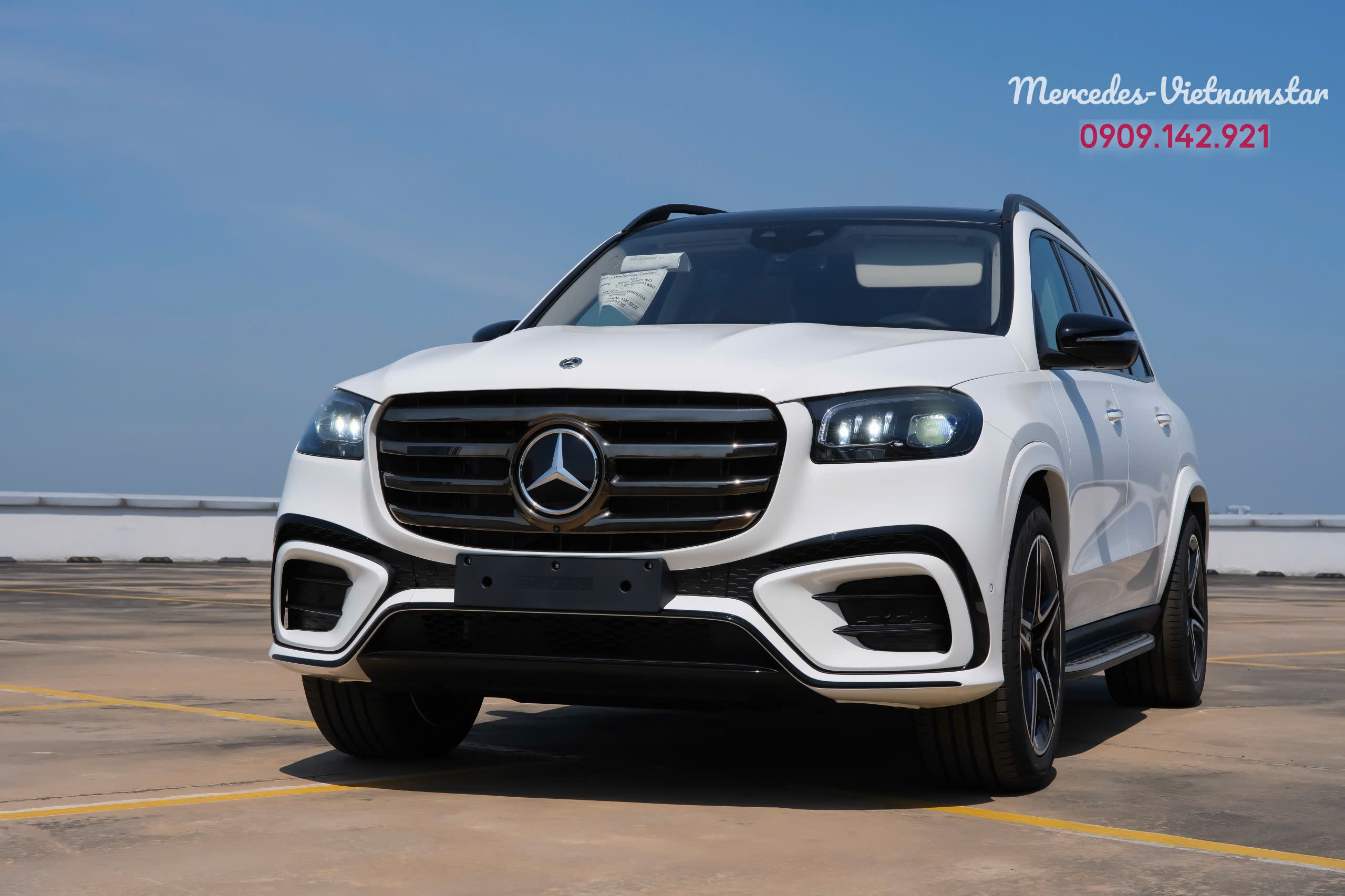 Lưới tản nhiệt 4 nan ngang mạ chrome bạc trên nền sơn trắng của GLS 450 Edition.