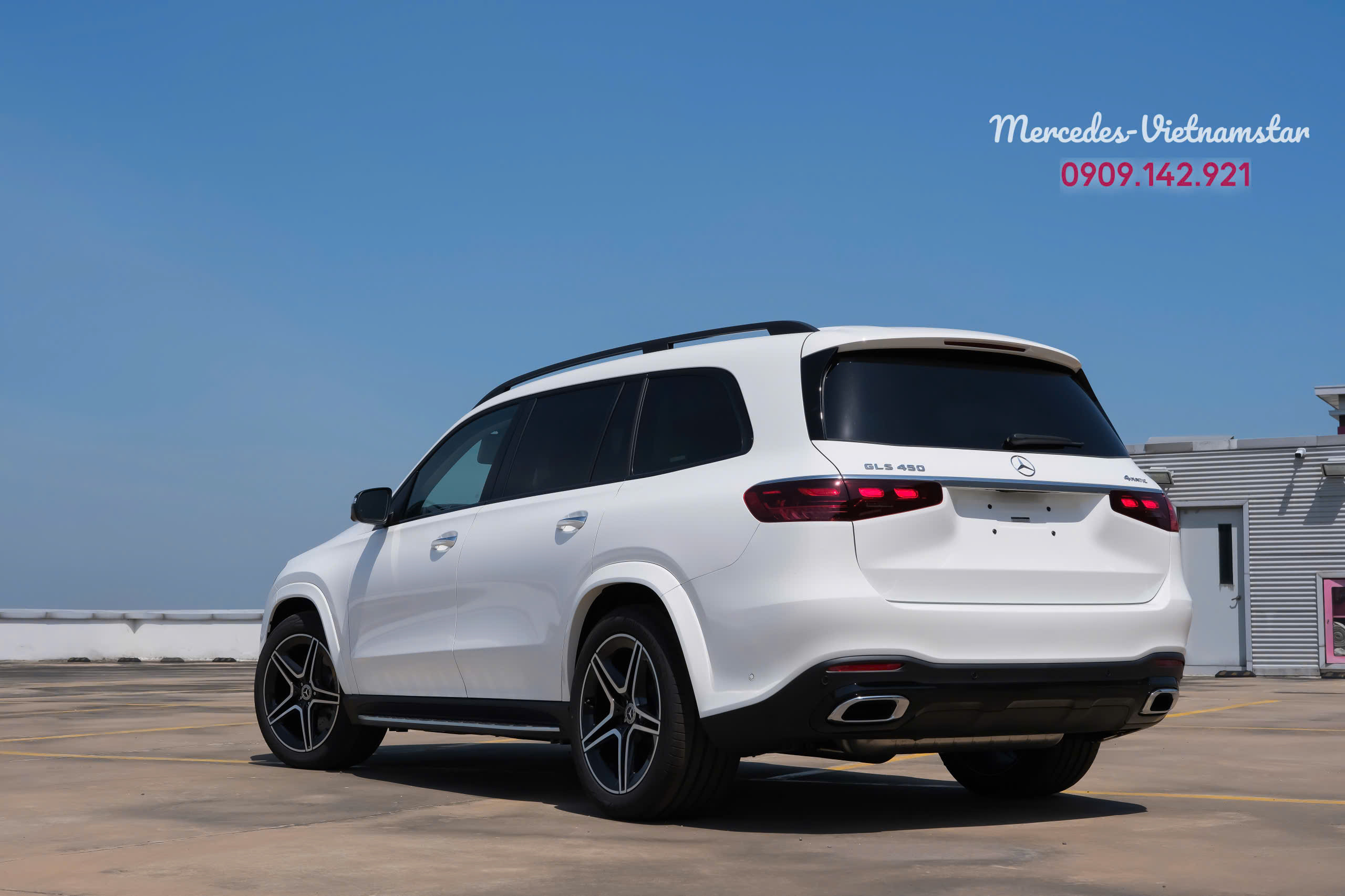 Cận cảnh nước sơn trắng bóng gương trên dòng SUV hạng sang GLS 450 Edition.