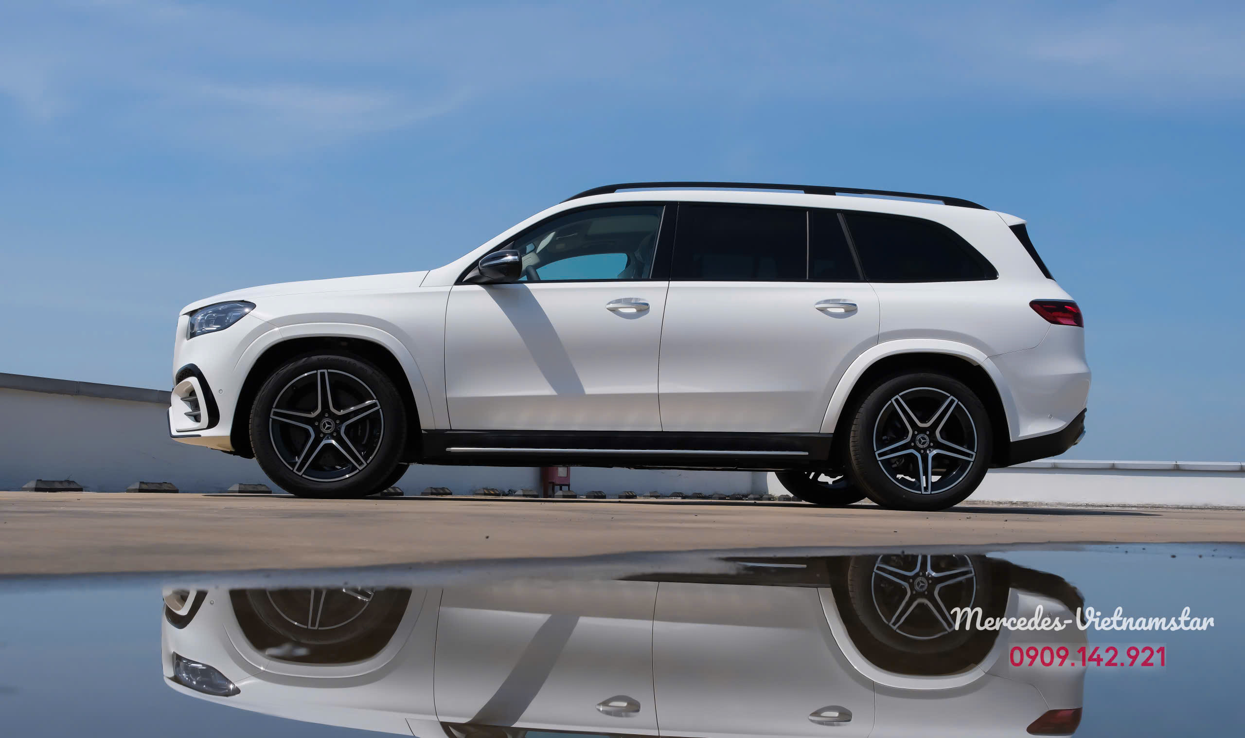 Tổng thể xe Mercedes-Benz GLS 450 Edition 30 phối màu Trắng - Đen tương phản.