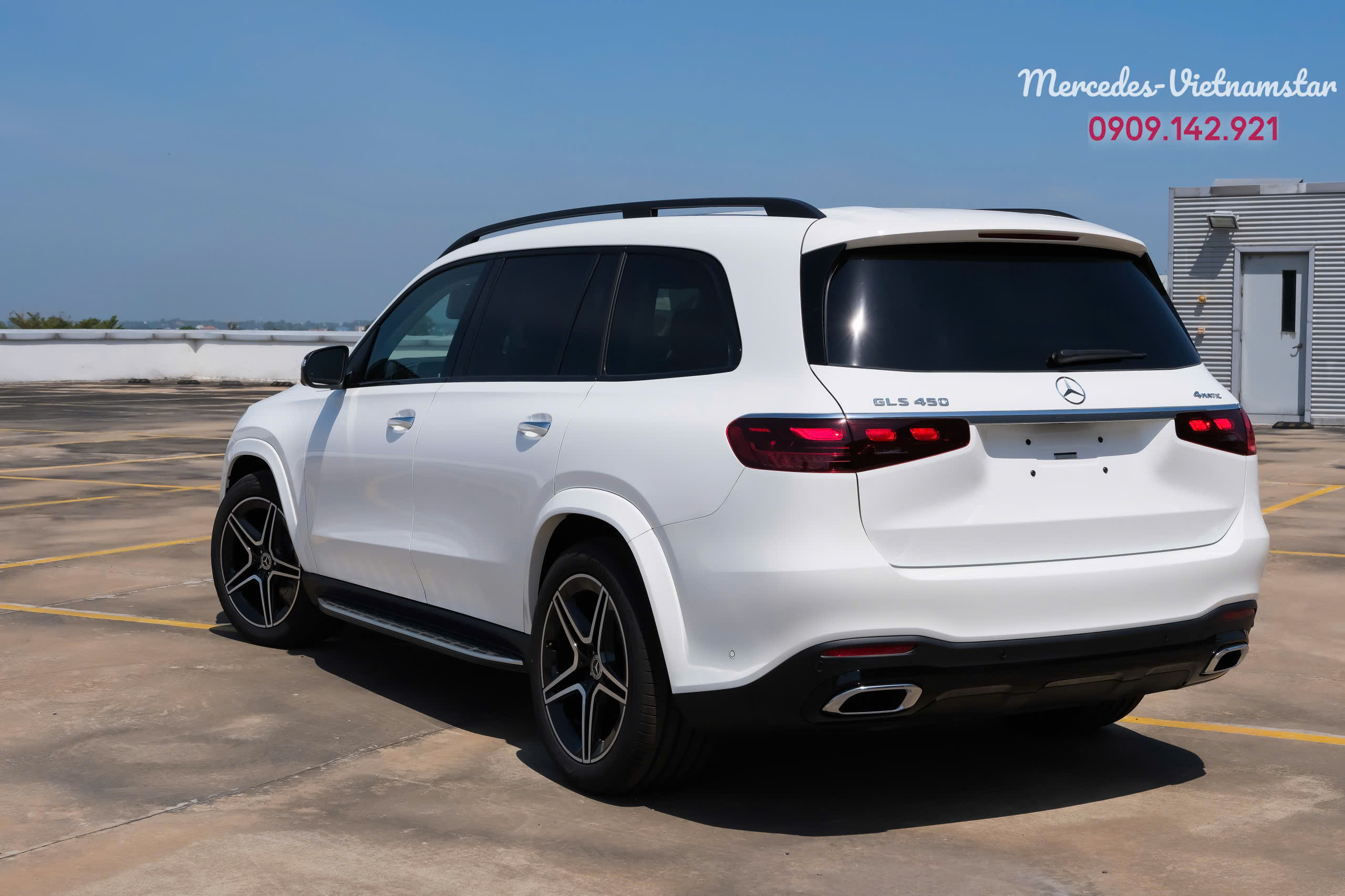 Mercedes GLS 450 4MATIC Edition màu trắng nổi bật dưới ánh sáng tự động.