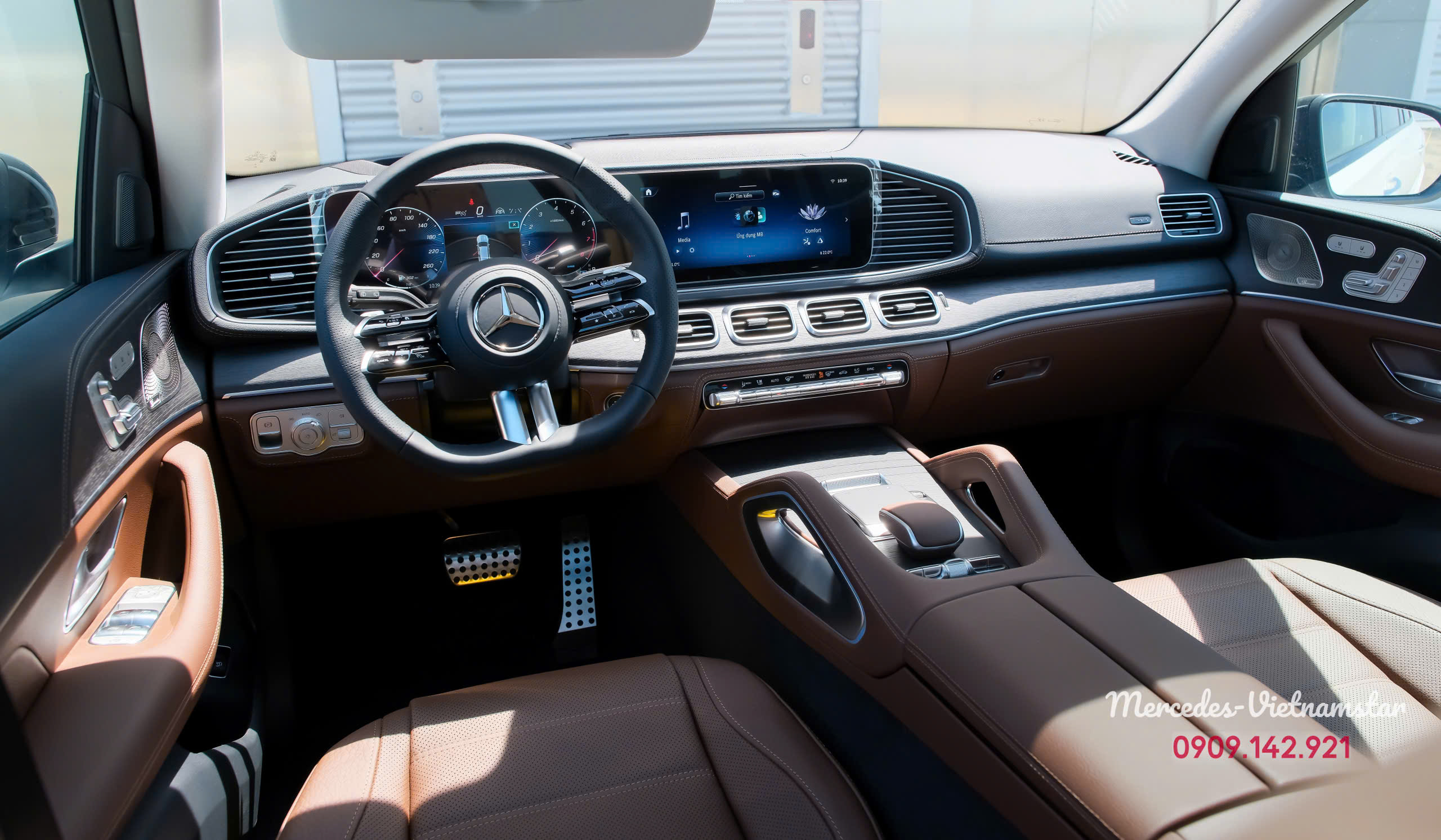 Khoang cabin rộng rãi của GLS 450 Edition với tông màu Nâu ấm cúng.
