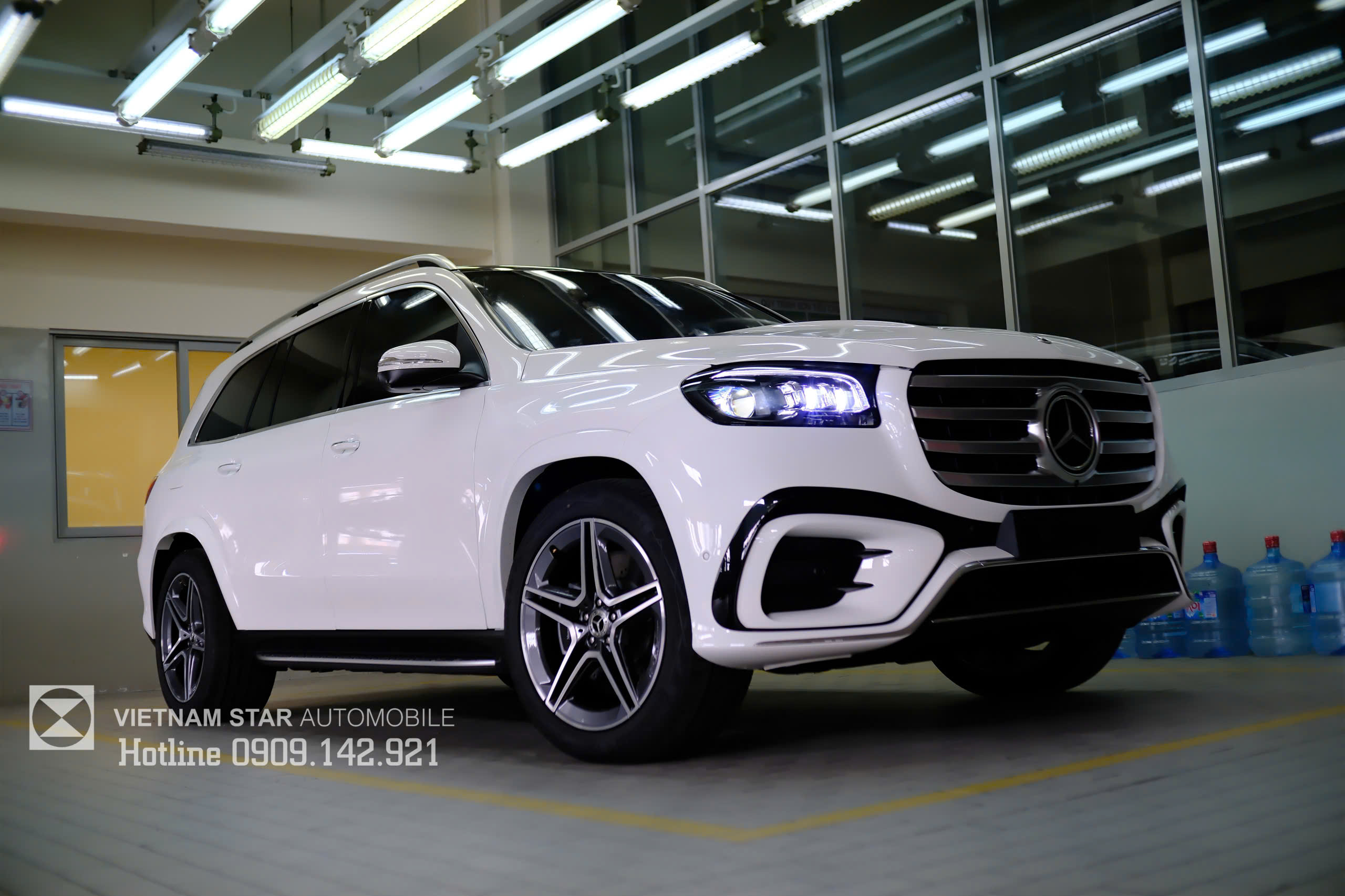 Cận cảnh đèn pha LED Multibeam trên GLS 450 Trắng 2025