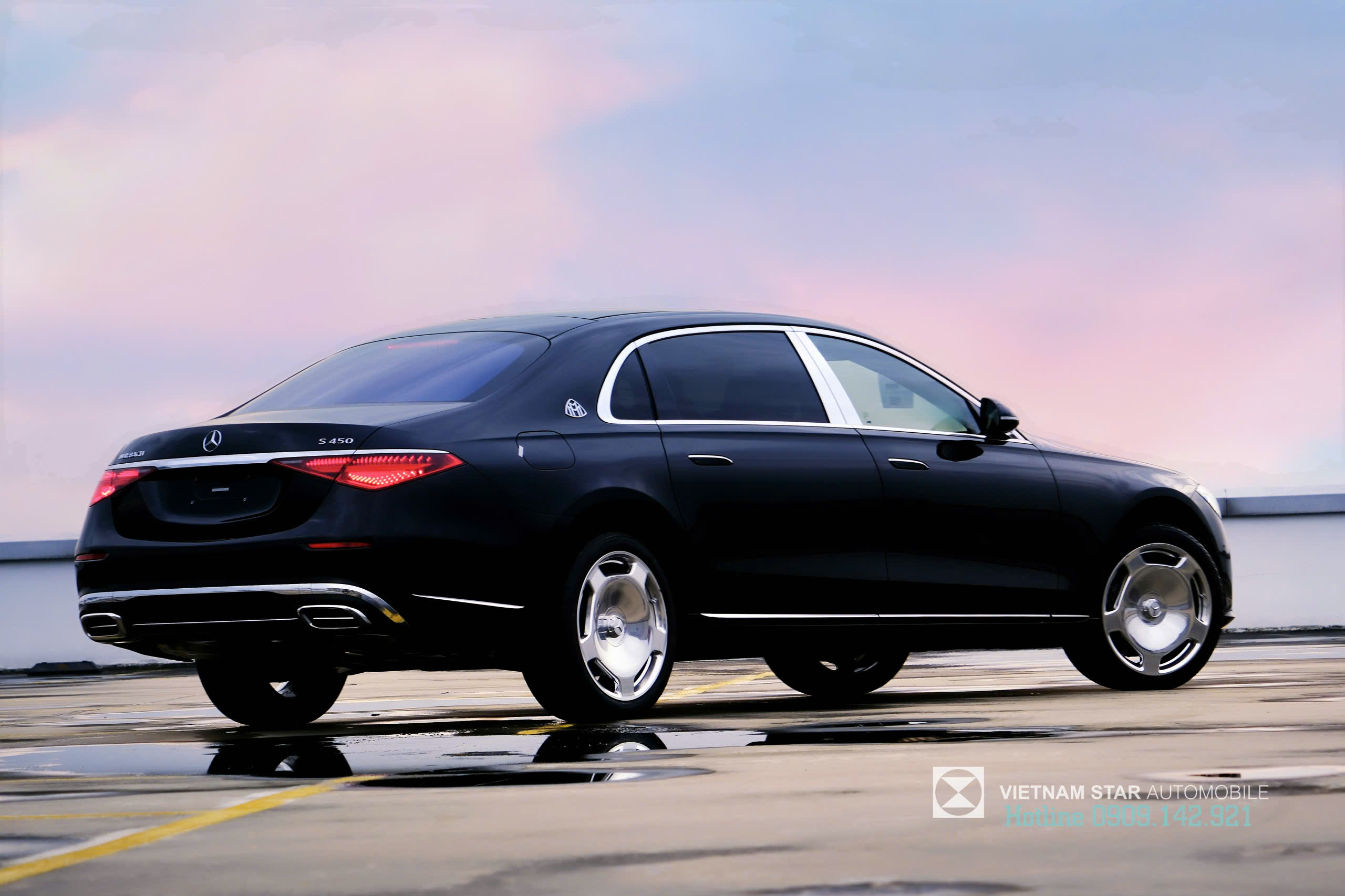 logo maybach dập nổi trên cột c và nắp cốp sau của s450 4matic 2025