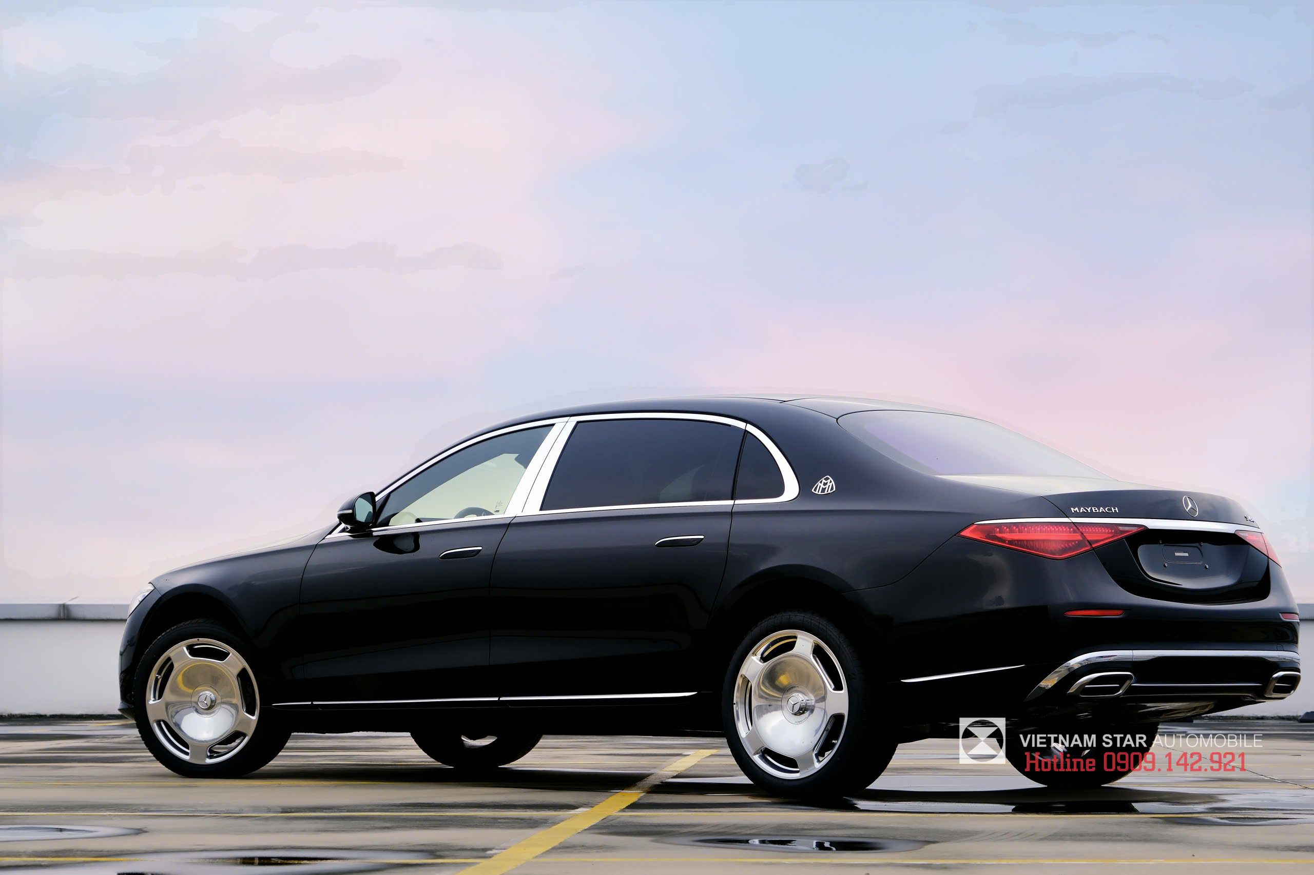 logo maybach dập nổi trên cột c và nắp cốp sau của s450 4matic 2025