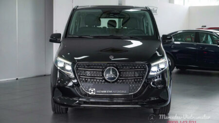 Chi tiết đầu xe Mercedes V300 Avantgarde 2025 lưới tản nhiệt mới