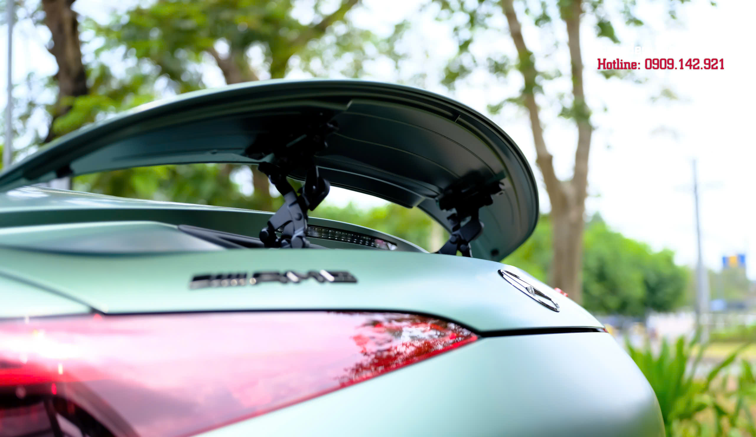Cánh lướt gió Mercedes-AMG SL63 Ireland Mid Green Magno chụp từ dưới lên làm nổi bật thiết kế khí động học mạnh mẽ
