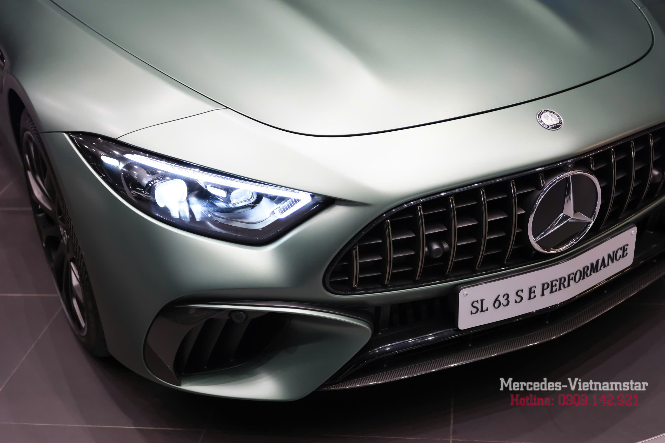 Cụm đèn Mercedes-AMG SL63 Ireland Mid Green Magno thiết kế sắc nét, tăng khả năng chiếu sáng và nhận diện ban đêm