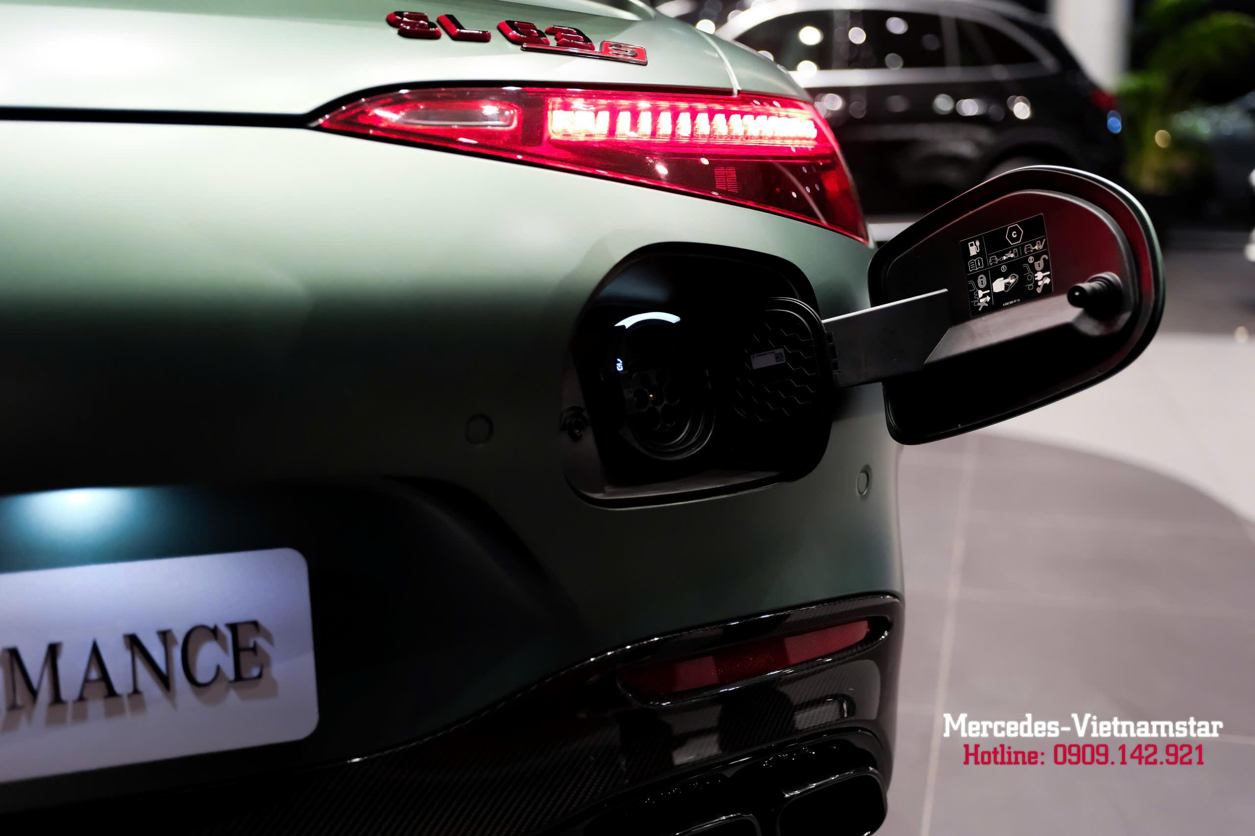 Chi tiết cổng sạc Mercedes-AMG SL63 Ireland Mid Green Magno được bố trí kín đáo, đảm bảo tính thẩm mỹ và tiện dụng trong quá trình sử dụng