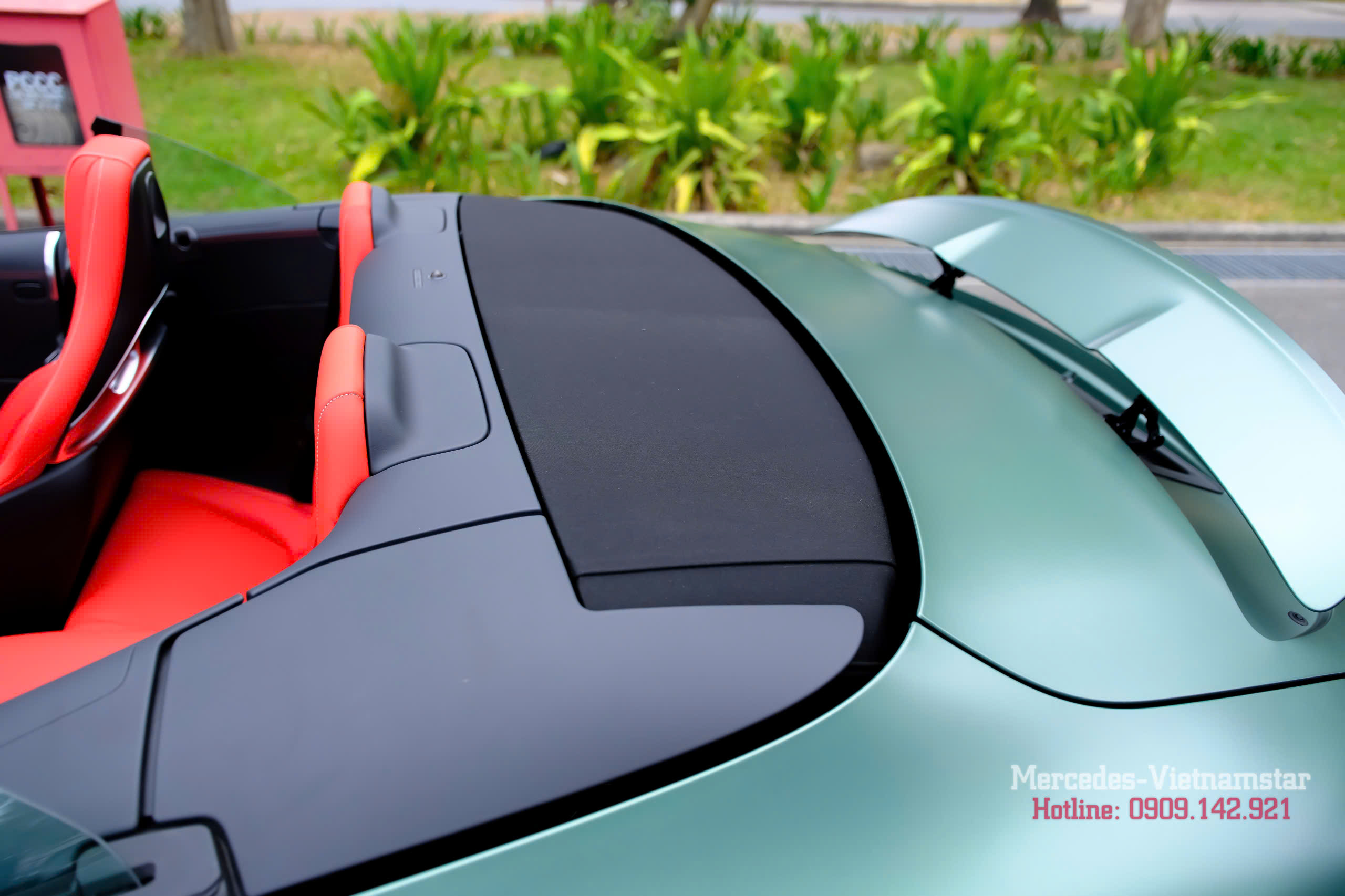 Khu vực xếp mui Mercedes-AMG SL63 Ireland Mid Green Magno được thiết kế gọn gàng, tối ưu không gian và giữ form ngoại thất liền mạch