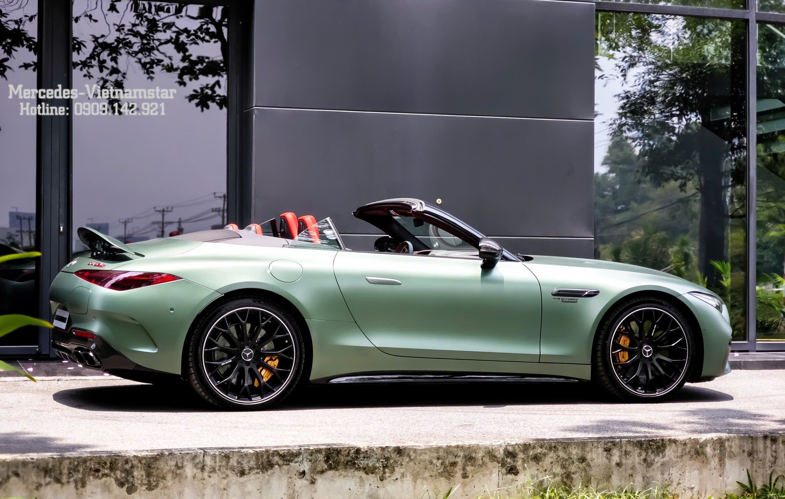 Tổng thể ngoại hình SL63 xanh magno mang phong cách roadster