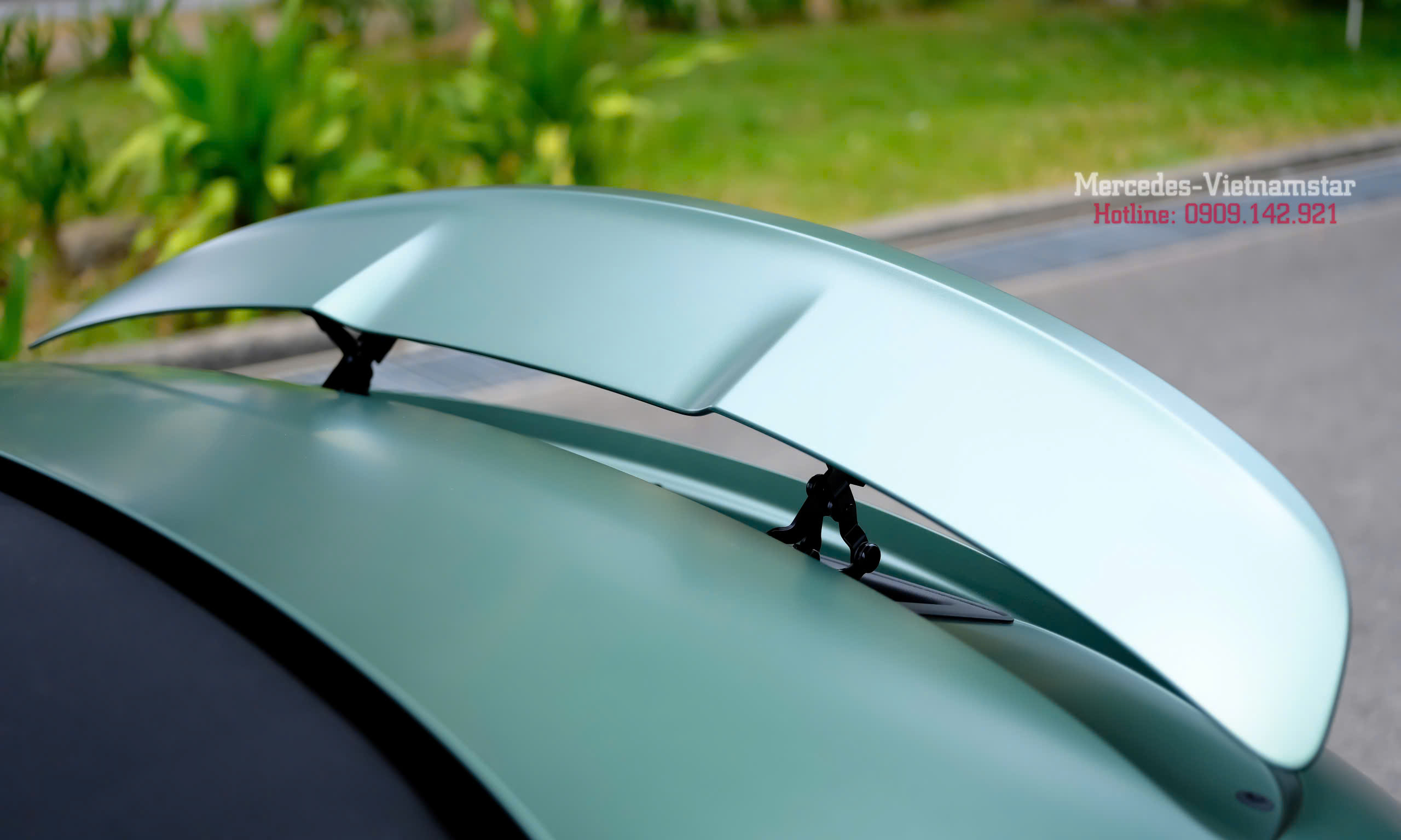 Chi tiết cánh lướt gió Mercedes-AMG SL63 Ireland Mid Green Magno giúp tăng lực ép xuống và ổn định xe ở tốc độ cao Chi tiết cánh lướt gió Mercedes-AMG SL63 Ireland Mid Green Magno giúp tăng lực ép xuống và ổn định xe ở tốc độ cao