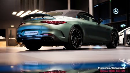 Góc nhìn phía sau Mercedes-AMG SL63 Ireland Mid Green Magno mang thiết kế hầm hố với cản sau và ống xả đậm chất hiệu suất