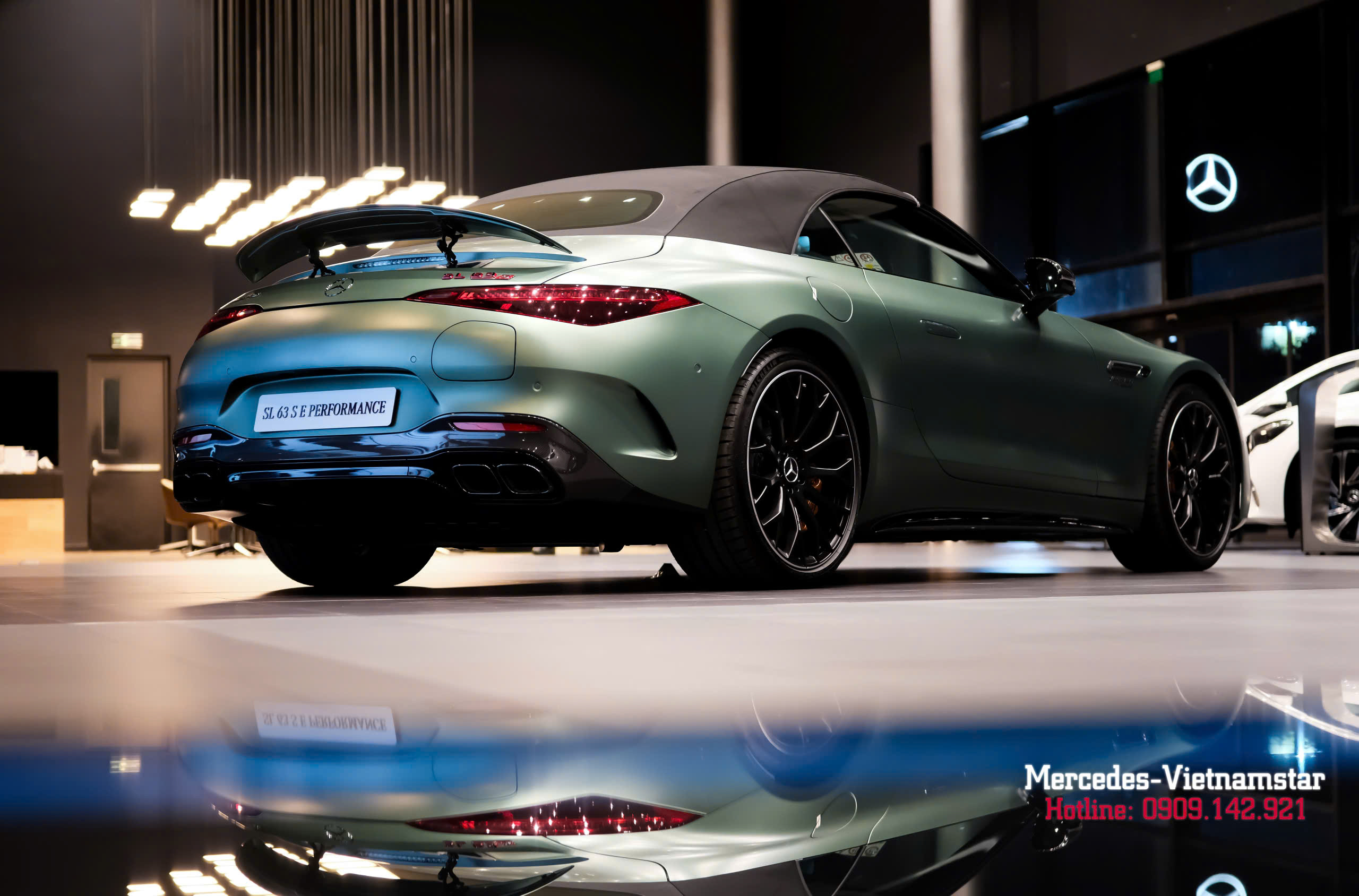 Góc nhìn phía sau Mercedes-AMG SL63 Ireland Mid Green Magno mang thiết kế hầm hố với cản sau và ống xả đậm chất hiệu suất