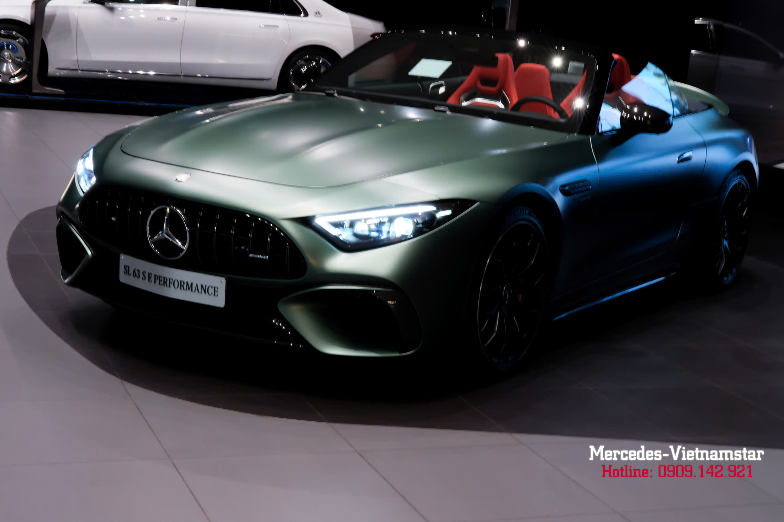 Góc 3/4 đầu xe AMG SL63 xanh magno với thiết kế thể thao hiện đại
