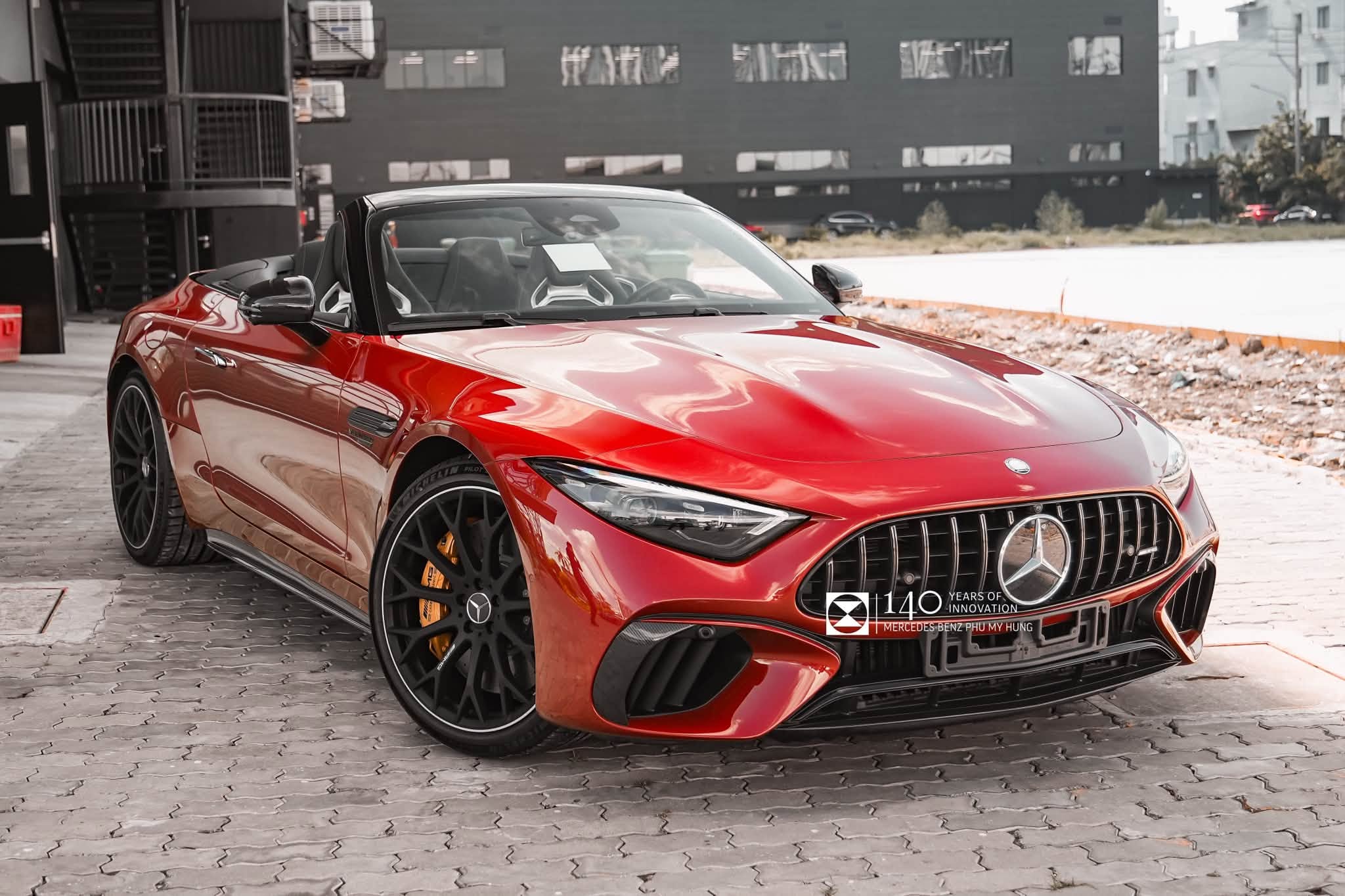 Ngoại thất xe AMG SL63 màu Đỏ - Duy nhất tại Việt Nam