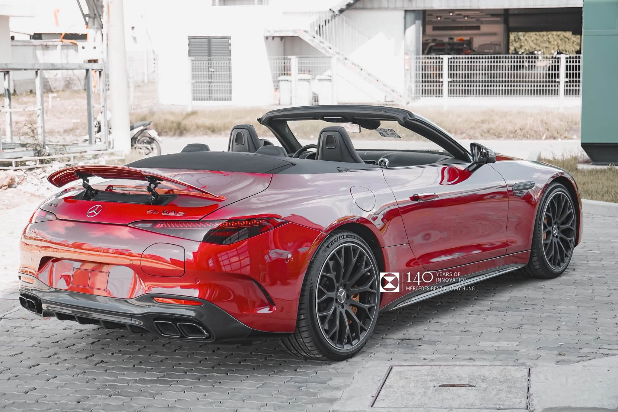 Góc 3 phần 4 phía sau AMG SL63 màu Đỏ - Duy nhất tại Việt Nam