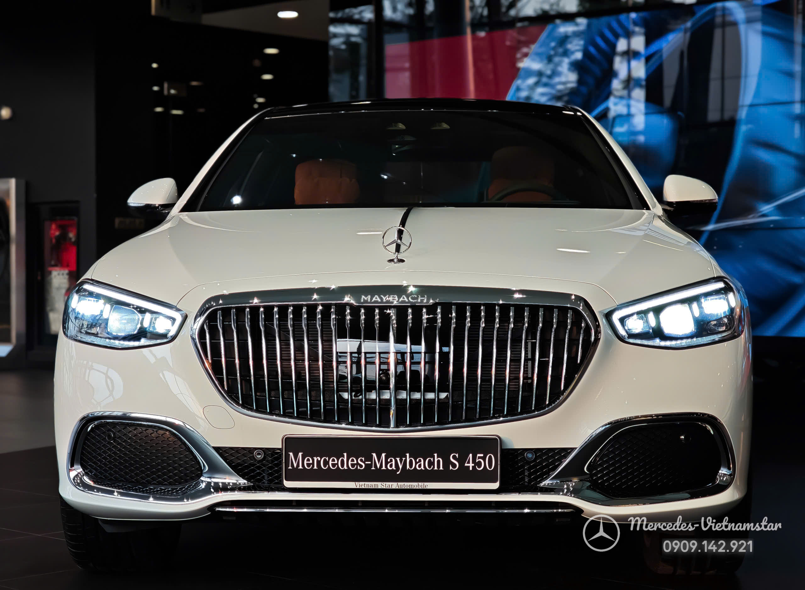 Sự tương phản ấn tượng giữa các chi tiết chrome bạc và nước sơn trắng trên Maybach S450