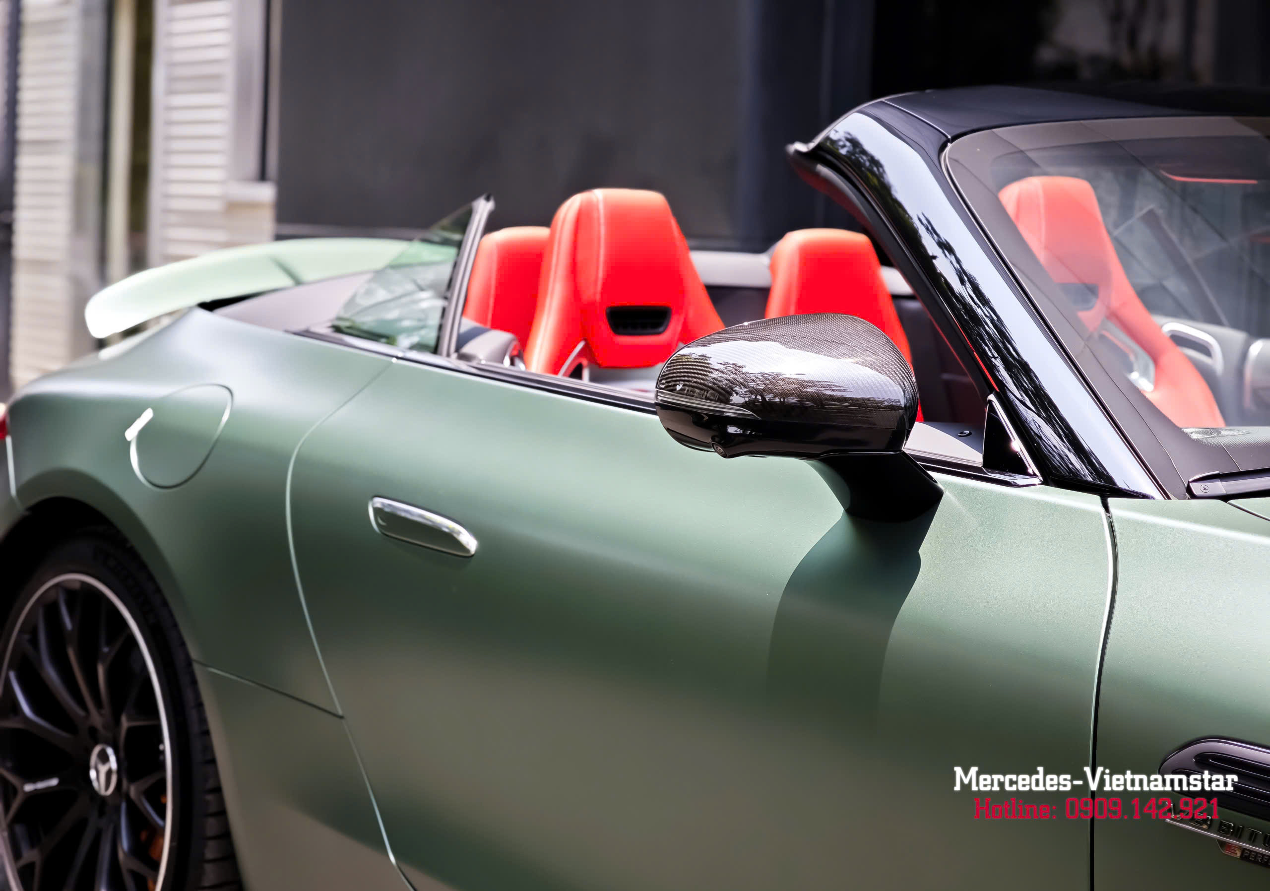 Chi tiết tay nắm cửa ẩn Mercedes-AMG SL63 Ireland Mid Green Magno giúp tối ưu khí động học và tăng tính liền mạch ngoại thất
