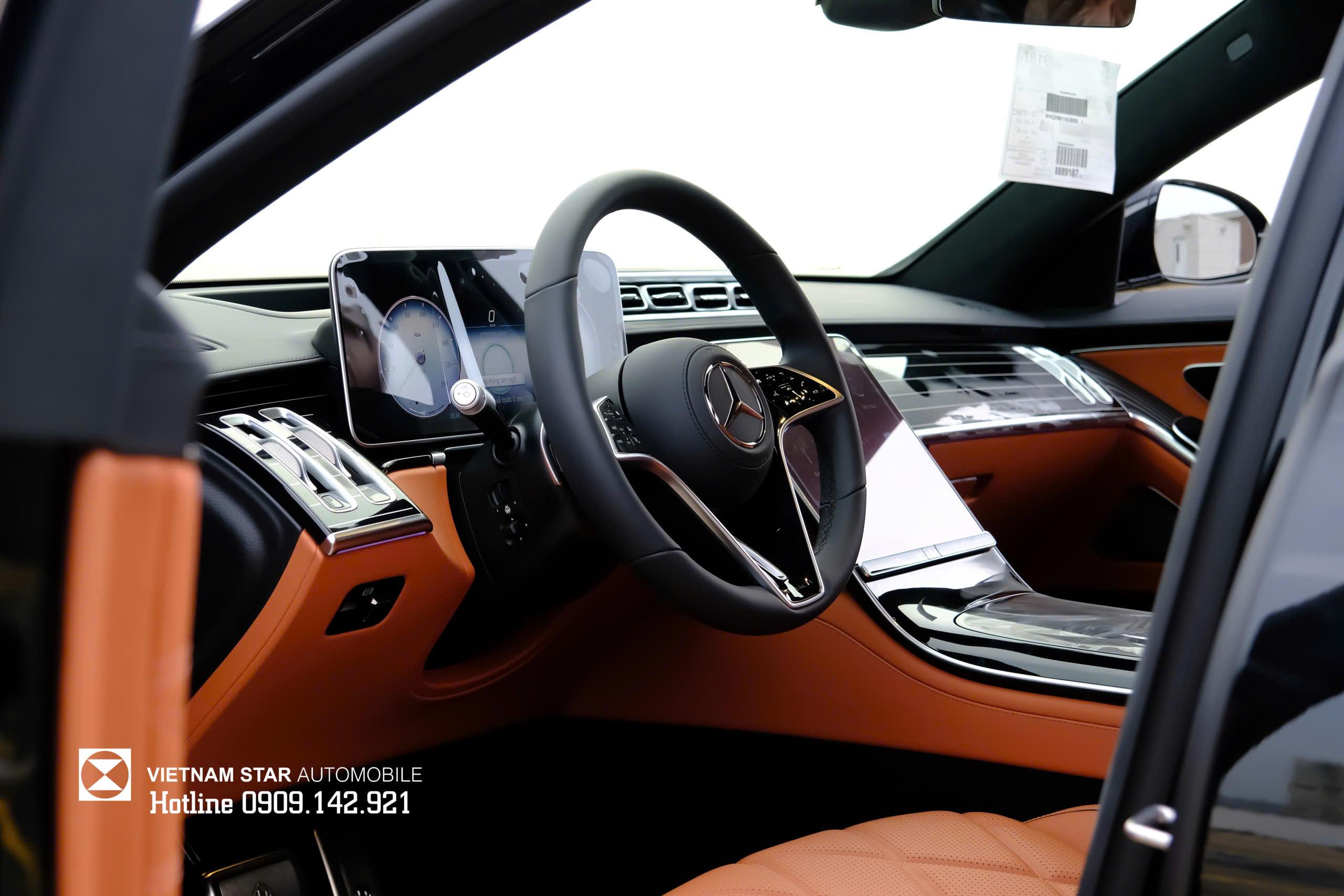 cận cảnh vô lăng maybach s450 4matic 2025 với chi tiết mạ chrome và logo mercedes