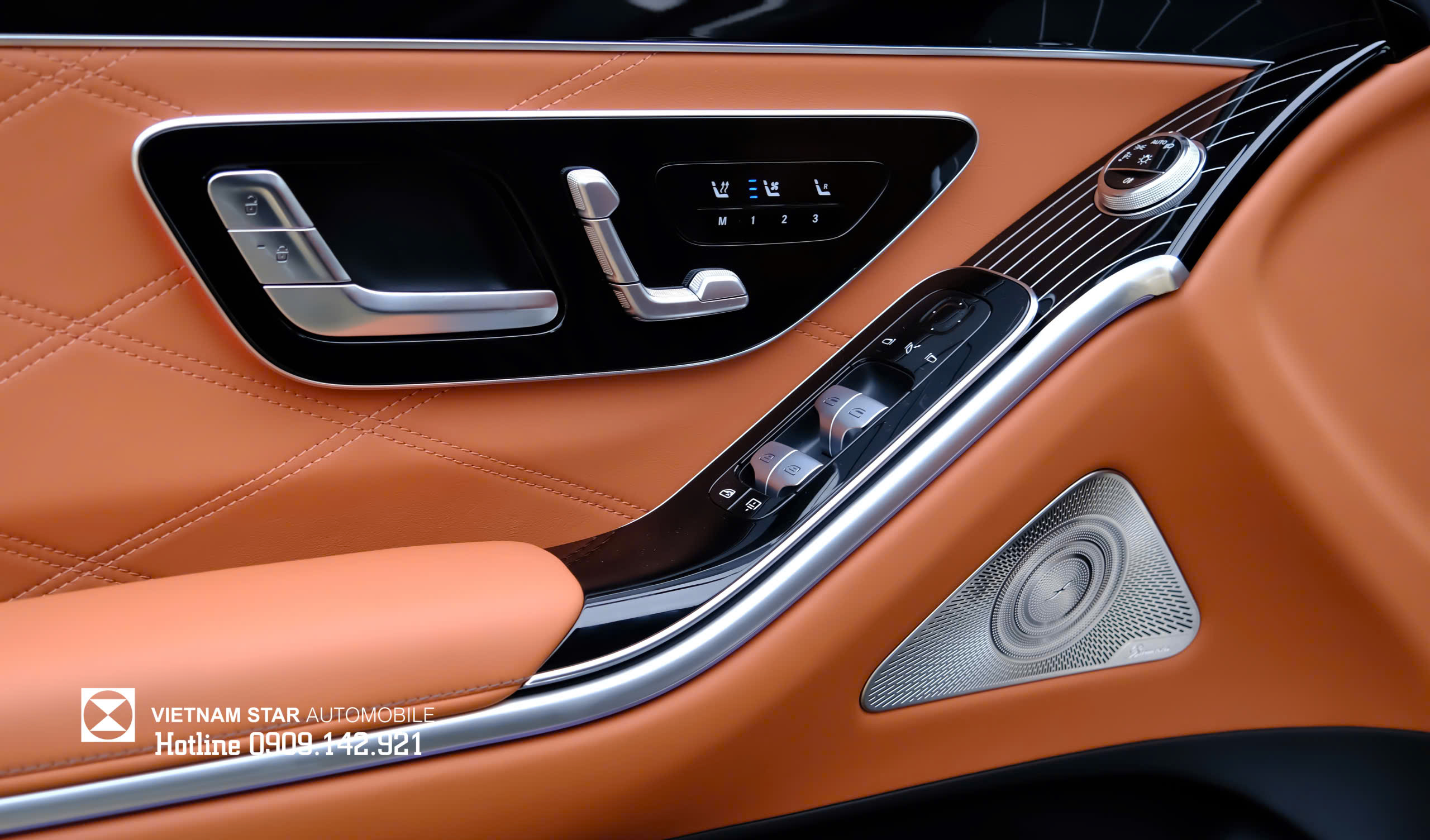 cánh cửa trước maybach s450 2025 bọc da nappa và chi tiết ốp gỗ designo sang trọng