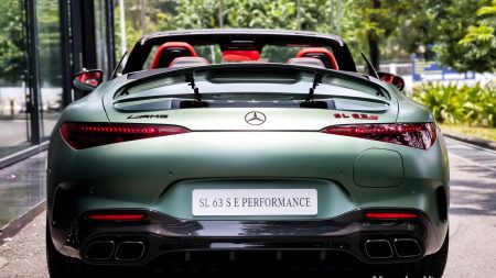 Thiết kế đuôi xe Mercedes-AMG SL63 Ireland Mid Green Magno nổi bật với phong cách thể thao hiện đại