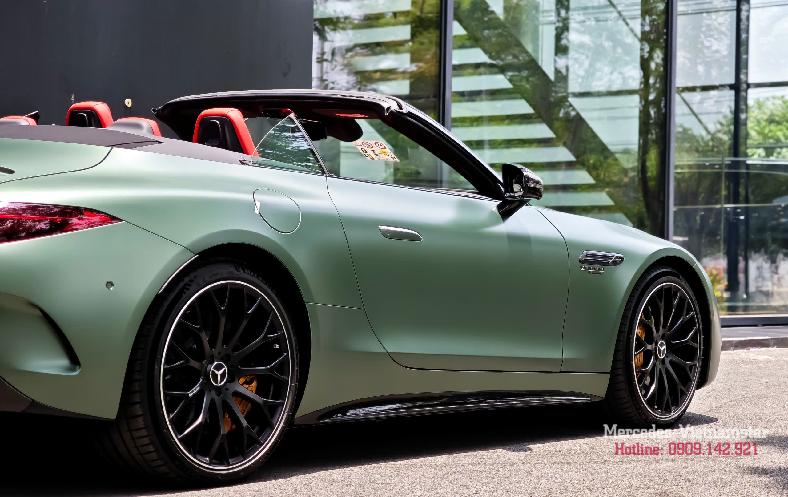 Chi tiết tay nắm cửa ẩn Mercedes AMG SL63 Ireland Mid Green Magno thiết kế flush handle hiện đại
