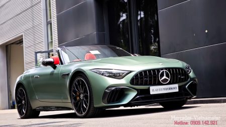Góc nghiêng thân xe AMG SL63 Ireland Mid Green Magno đầy mạnh mẽ