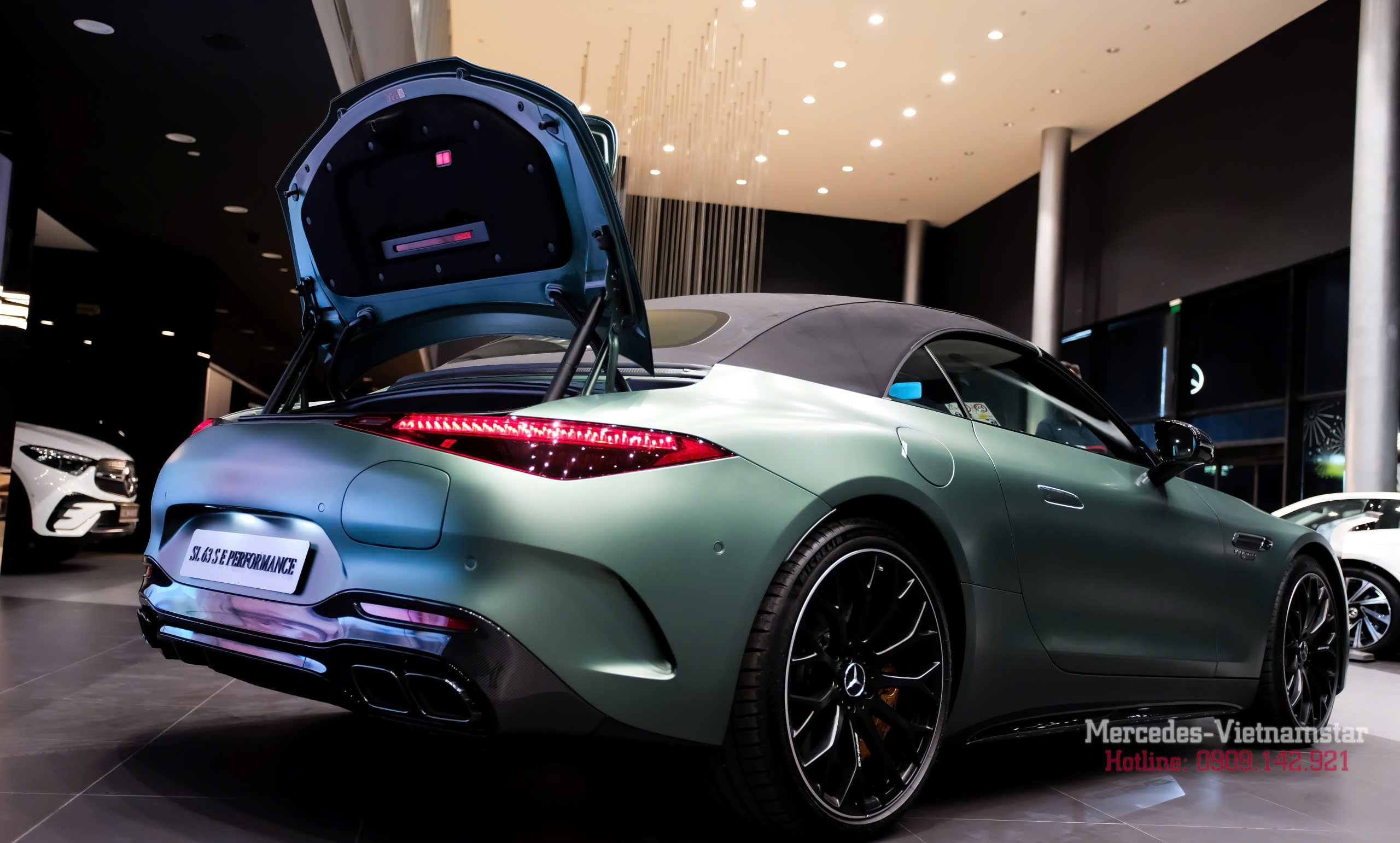 Chi tiết cốp sau Mercedes-AMG SL63 Ireland Mid Green Magno khi mở lên