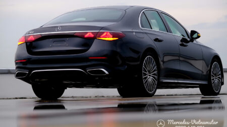 Ốp chụp ống xả hình thang mạ chrome trên E300 Đen.