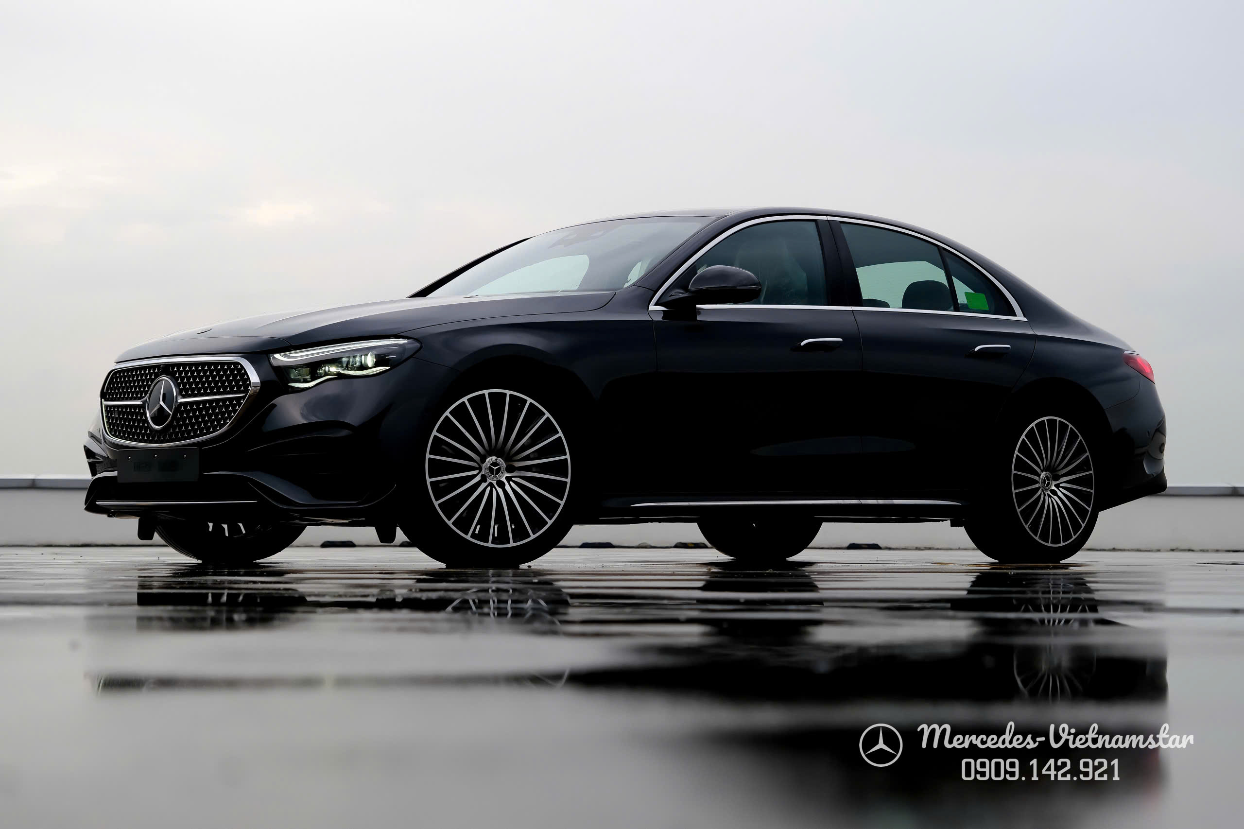 Hình ảnh E300 Đen hiển thị kích thước tổng thể 4949 x 1948 x 1469 mm