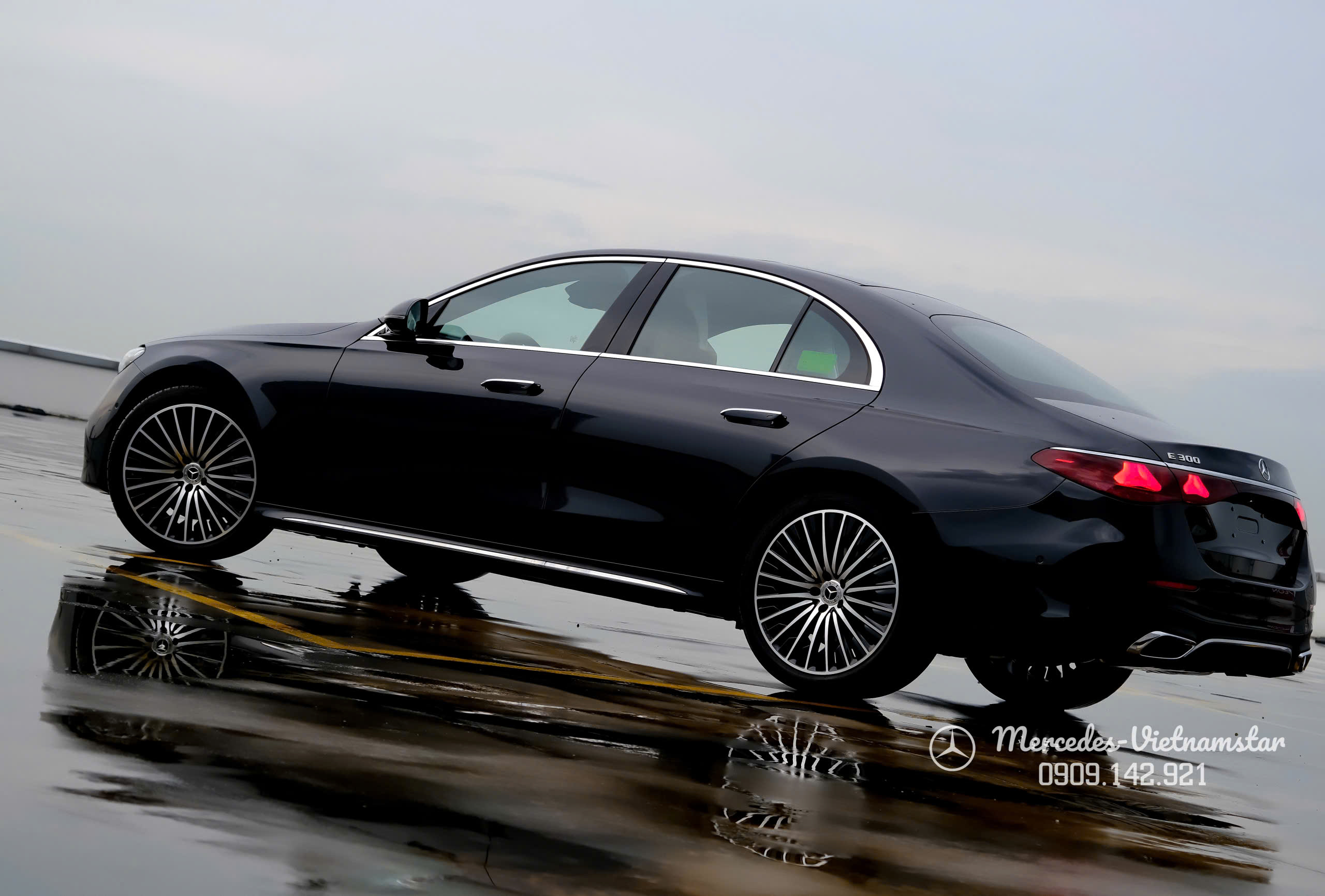 Bề mặt sơn E300 AMG Màu Đen (Obsidian) láng bóng.