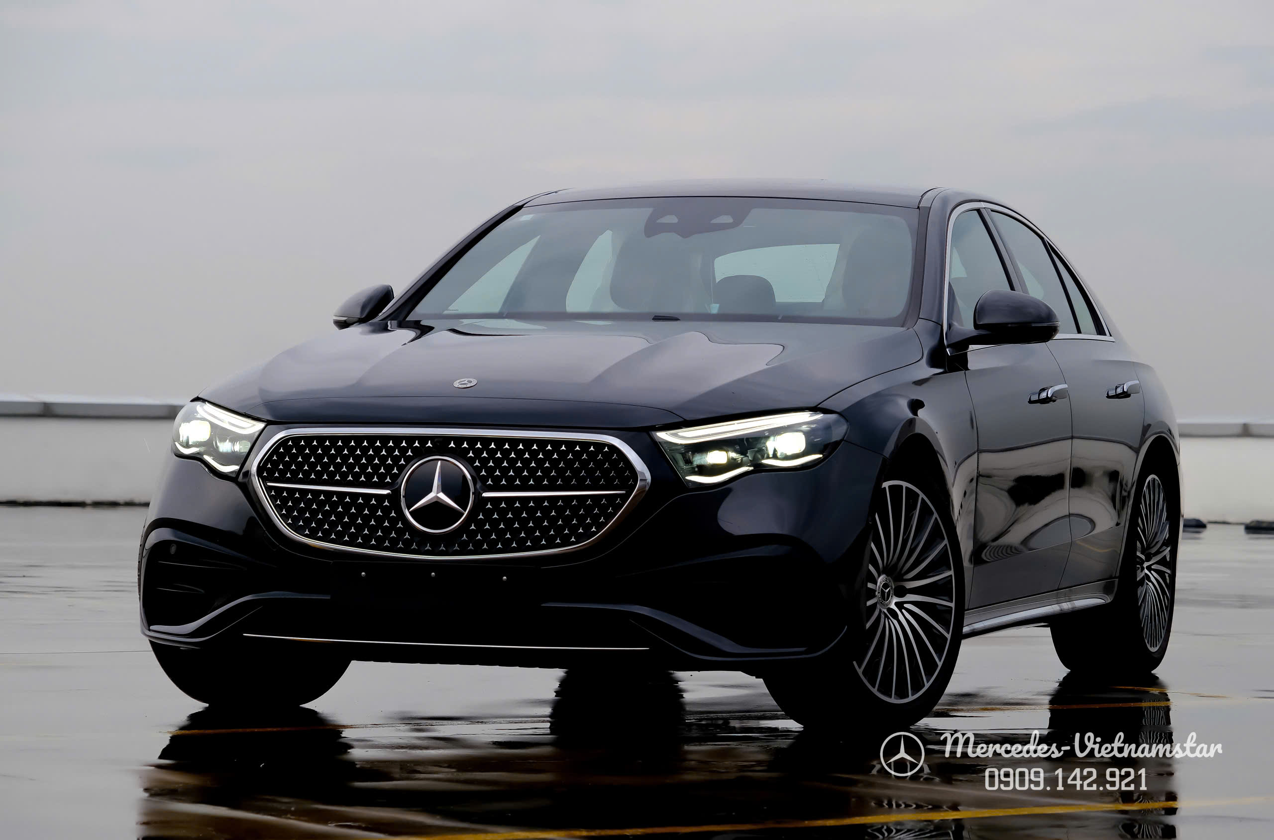 Tổng thể thiết kế E 300 All New nhìn từ góc 3/4.