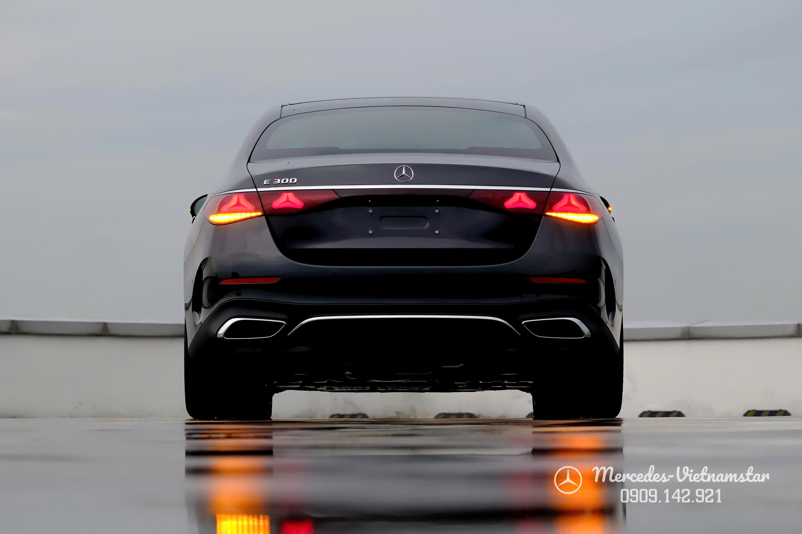 Chi tiết đèn sau LED với thiết kế logo mercedes mới của E 300 All New.
