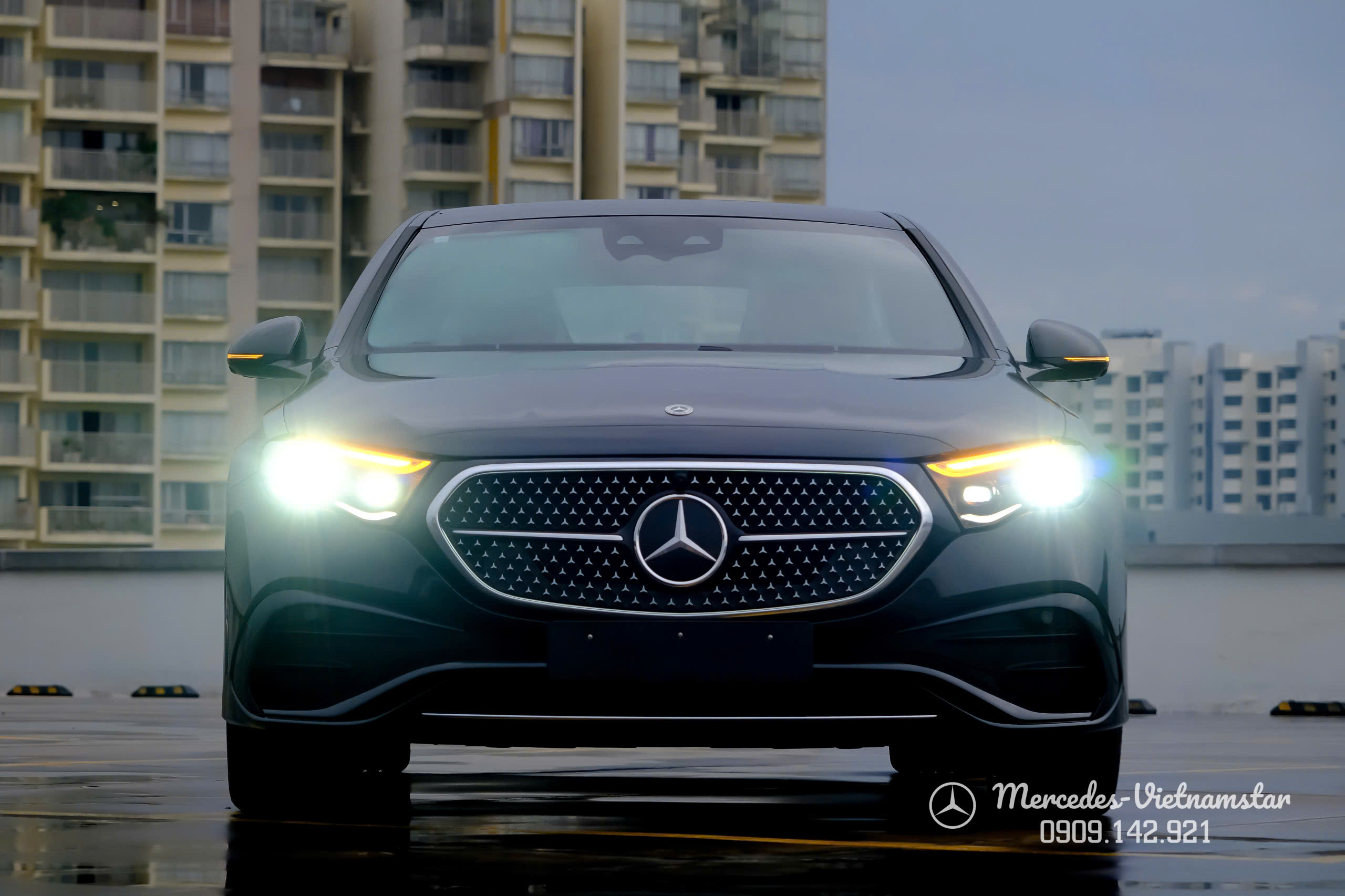 Ảnh cận cảnh cụm đèn trước DIGITAL LIGHT tích hợp Adaptive High-beam Assist Plus của E300 AMG Màu Đen.