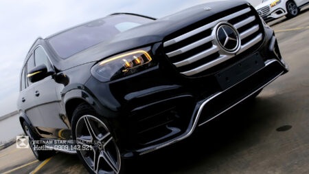 Đầu xe Mercedes GLS 450 màu đen với lưới tản nhiệt 4 nan mới