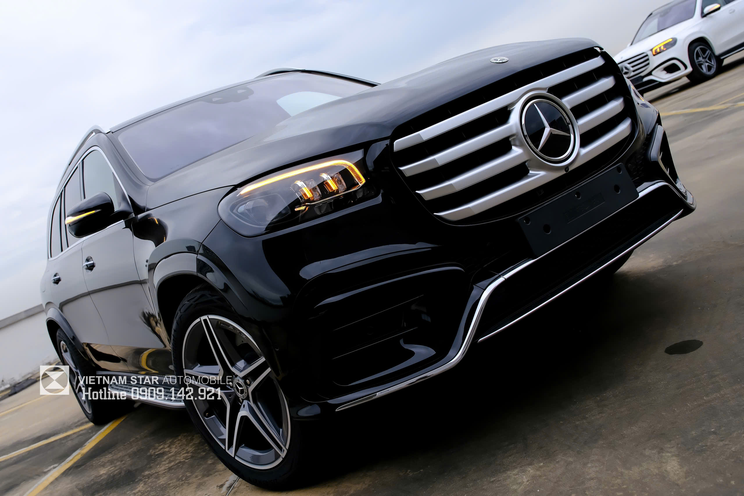 Đầu xe Mercedes GLS 450 màu đen với lưới tản nhiệt 4 nan mới